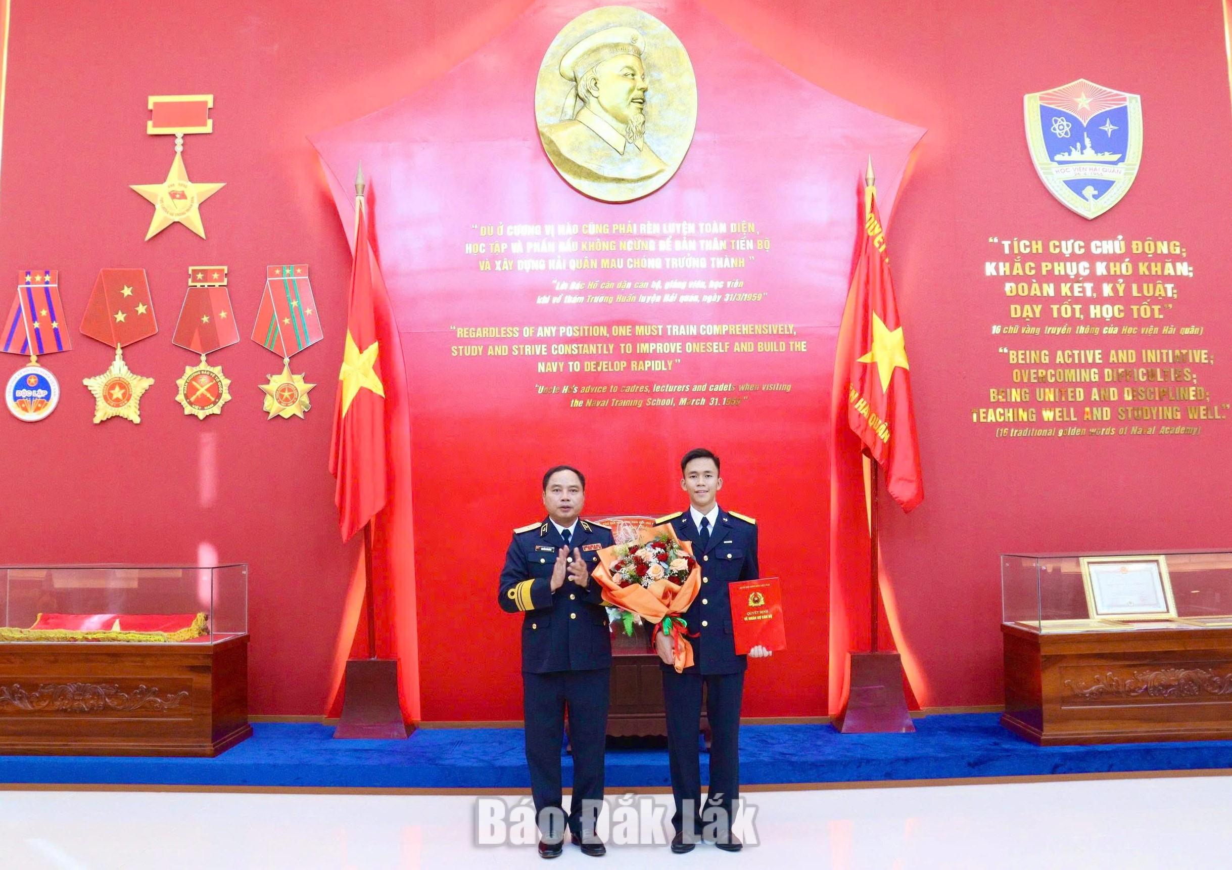 Chuẩn Đô đốc Nguyễn Văn Bách, Phó Tư lệnh, Tham mưu trưởng Quân chủng trao quyết định phong quân hàm và gắn quân hàm Trung úy cho học viên tốt nghiệp thủ khoa Khóa 66.