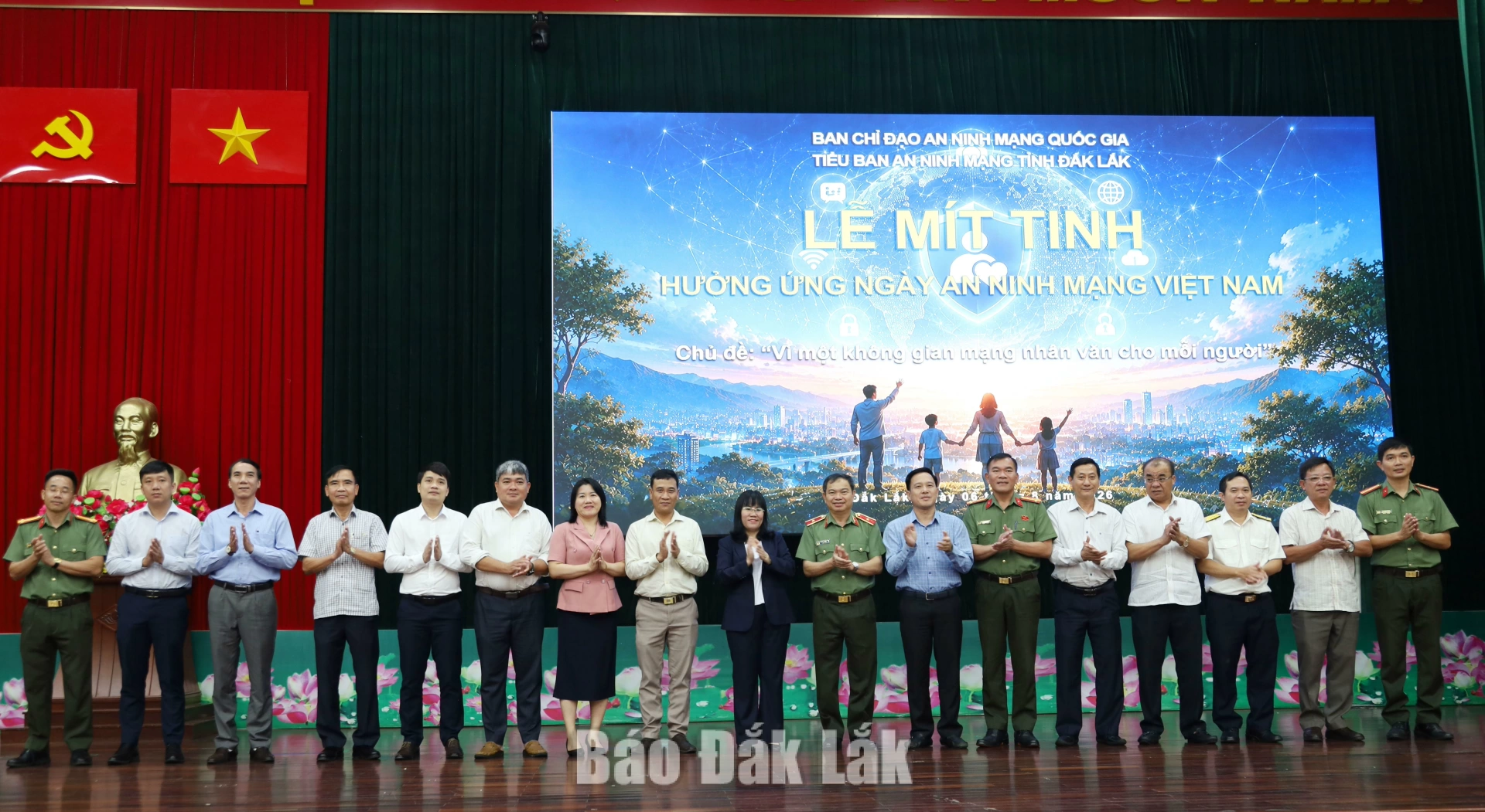 Các đại biểu chụp ảnh lưu niệm tại lễ phát động.