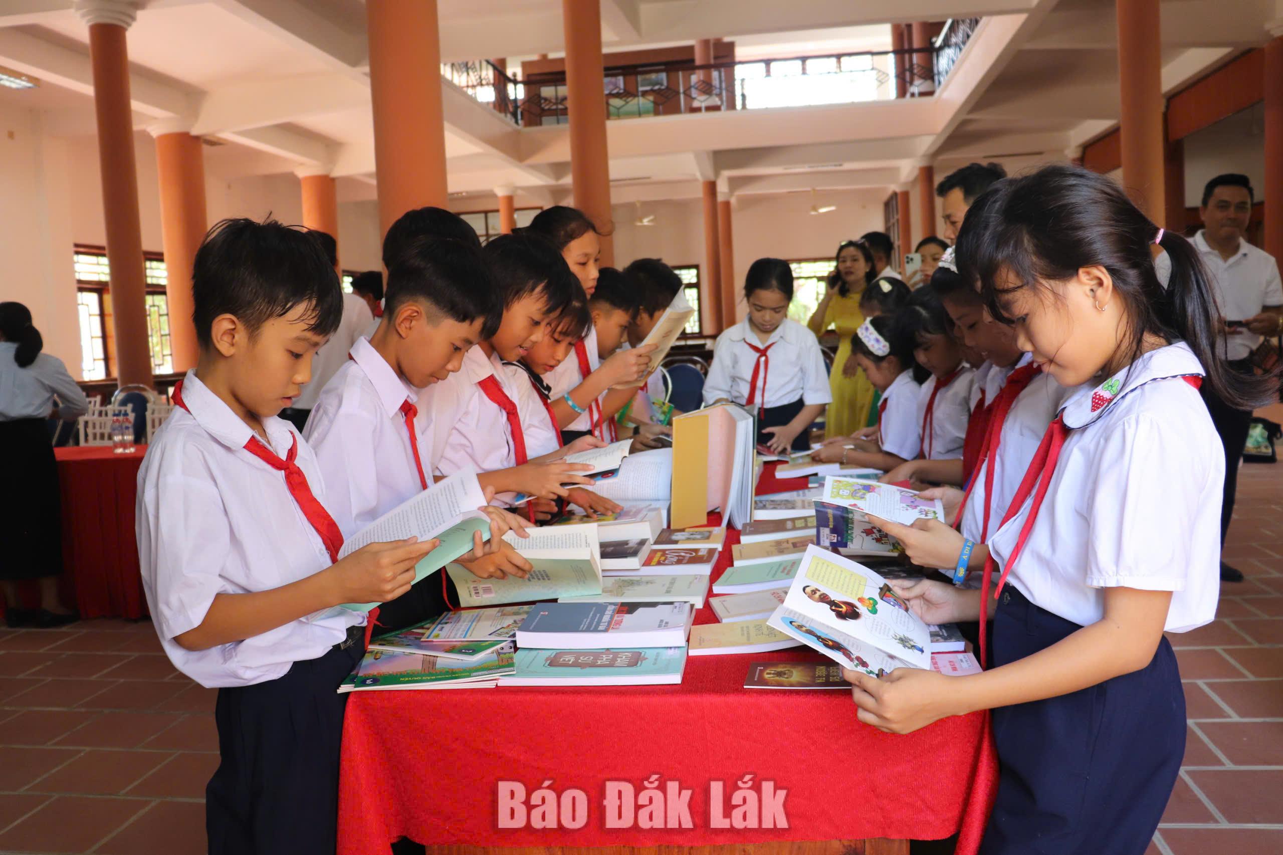 Học sinh đọc sách tại Di tích khảo cổ quốc gia Thành An Thổ.