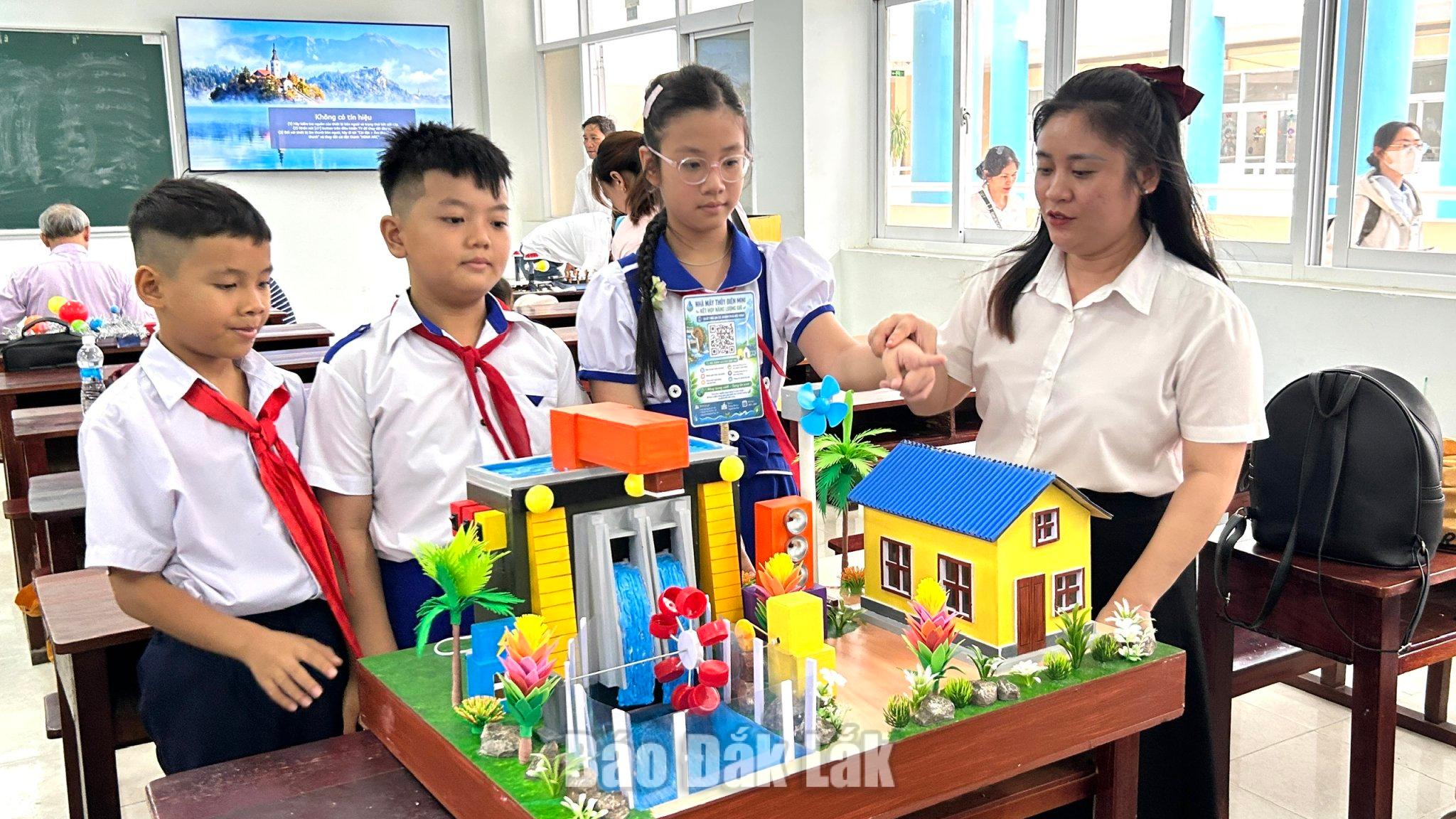 170 sản phẩm tham gia Cuộc thi sáng tạo Thanh thiếu niên - Nhi đồng tỉnh Đắk Lắk 1 Một sản phầm dự thi của thí sinh phía Đông tỉnh.