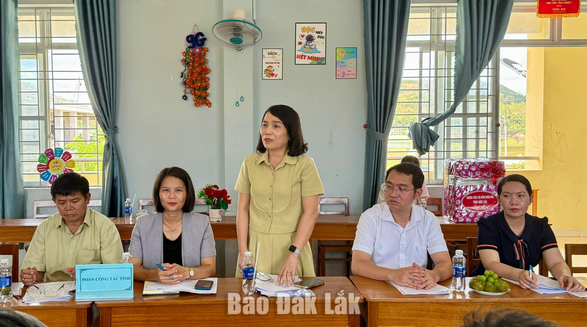 Bà Võ Thị Minh Duyên, Phó Giám đốc Sở Giáo dục và Đào tạo trao đổi thông tin một số nội dung thuộc thẩm quyền tại buổi khảo sát.