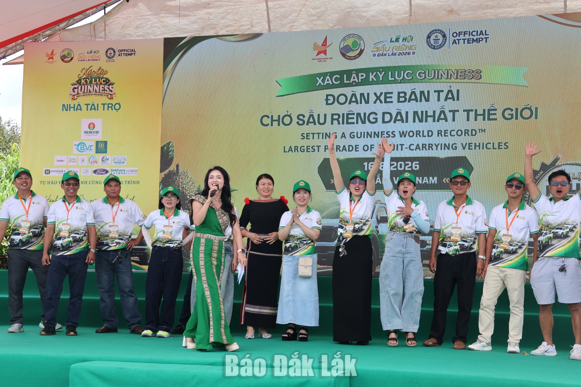 Các bác tài tham dự lễ vinh danh và công bố kỷ lục Guinness “Đoàn xe bán tải chở sầu riêng dài nhất thế giới”.