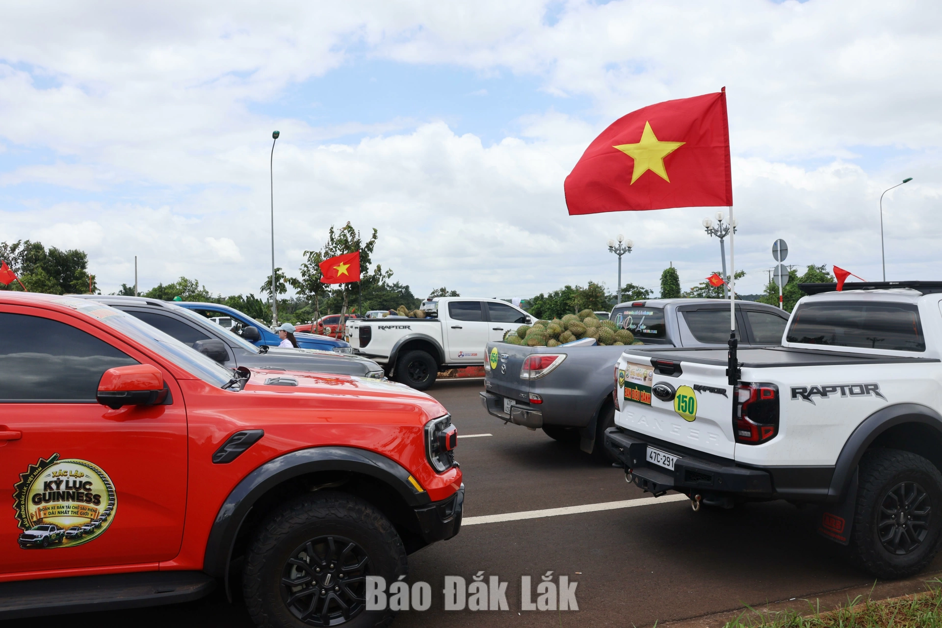 Trên các xe được trang trí cờ Tổ quốc, tạo nên hình ảnh rực rỡ, ấn tượng trong hành trình diễu hành.