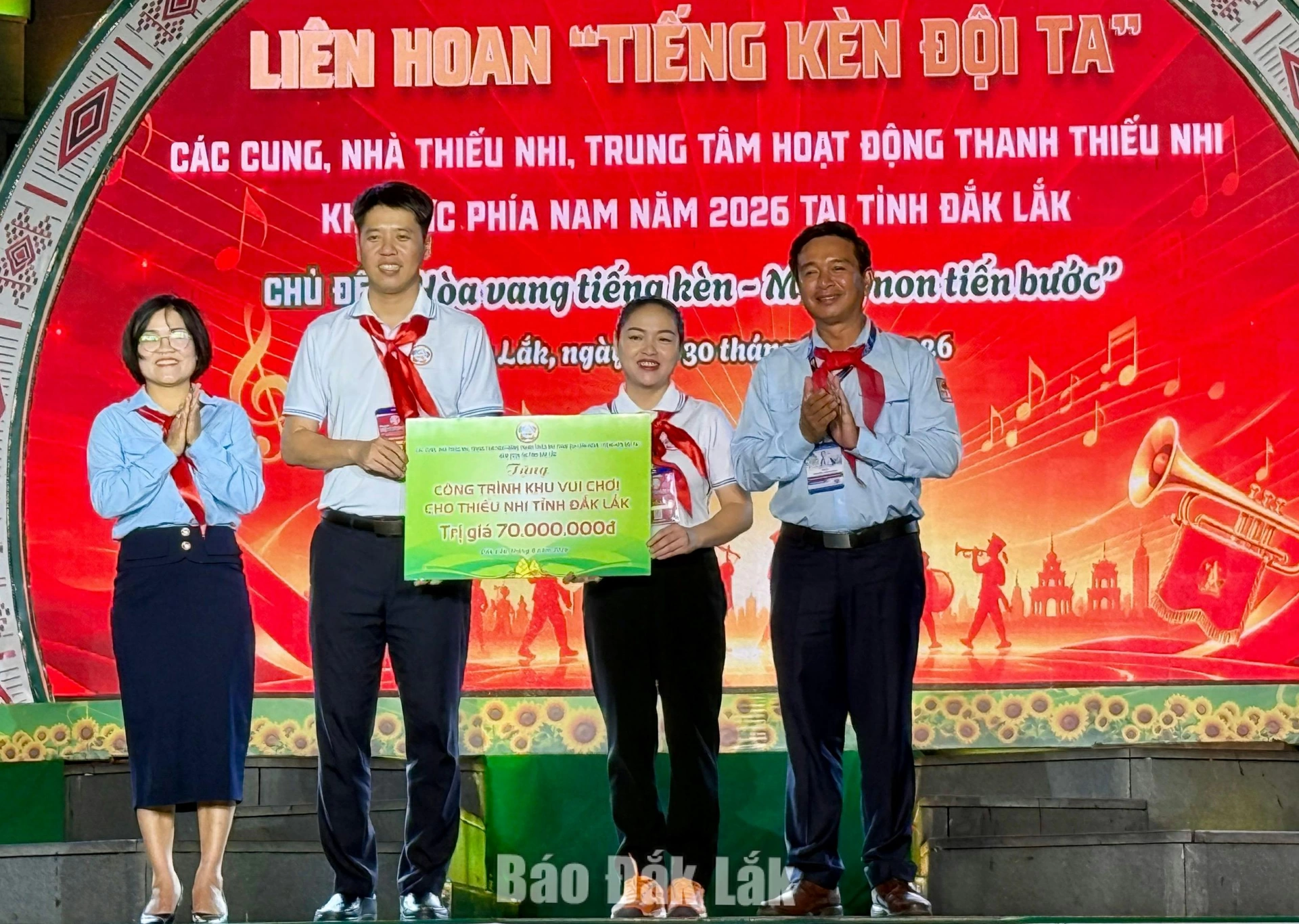 Khai mạc Liên hoan “Tiếng kèn Đội ta” khu vực phía Nam năm 2026 5 Các đơn vị tham gia trao tặng công trình vui chơi trị giá 70 triệu đồng cho thiếu nhi tỉnh Đắk Lắk.
