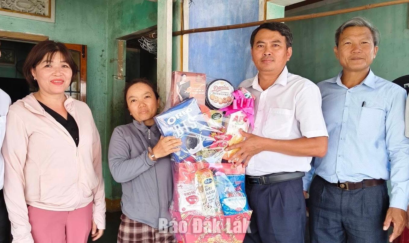Xã Tuy An Nam nỗ lực hoàn thành giải phóng mặt bằng tuyến đường ven biển 3 Lãnh đạo xã Tuy An Nam thăm, động viên, tặng quà các hộ dân thôn Giai Sơn đã đăng ký, chủ động tháo dỡ nhà ở để bàn giao mặt bằng phục vụ thi công Dự án tuyến đường bộ ven biển