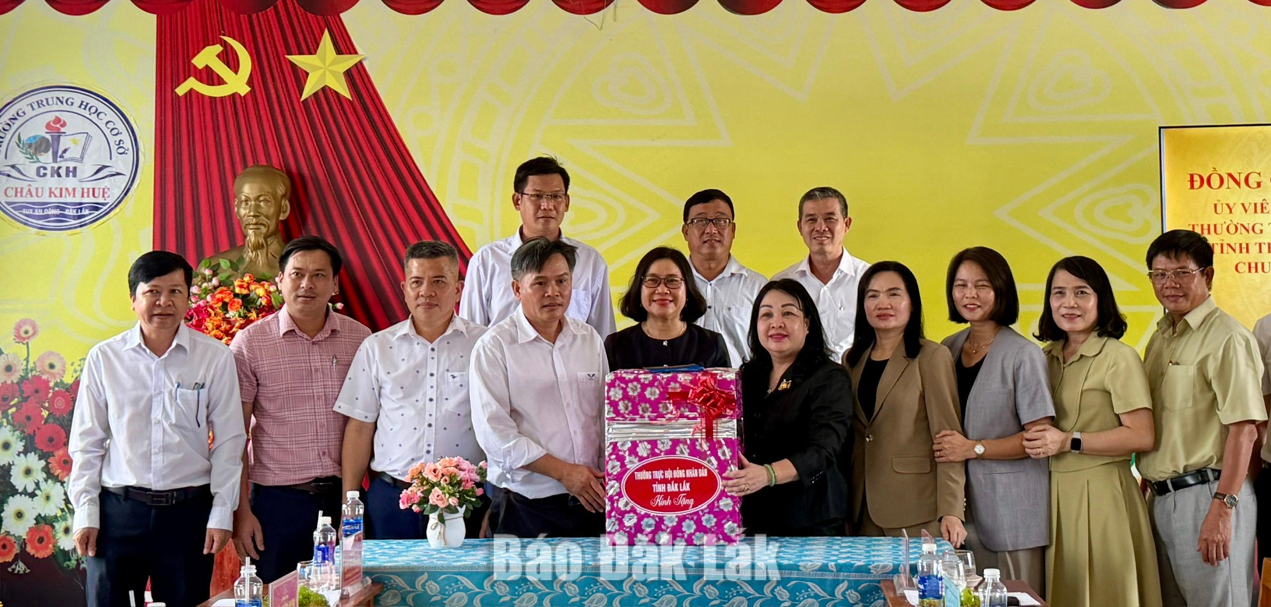 Đồng chí Cao Thị Hòa An, Ủy viên Trung ương Đảng, Phó Bí thư Thường trực Tỉnh ủy, Chủ tịch HĐND tỉnh và đoàn công tác tặng quà động viên trong năm học mới cho nhà trường.