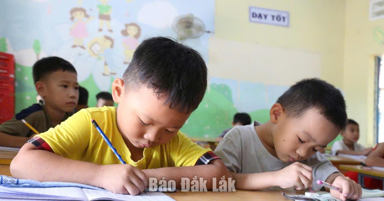 Giờ học TCTV của học sinh trước khi vào lớp 1 tại Trường Tiểu học Lương Thế Vinh (xã Ea Wer).