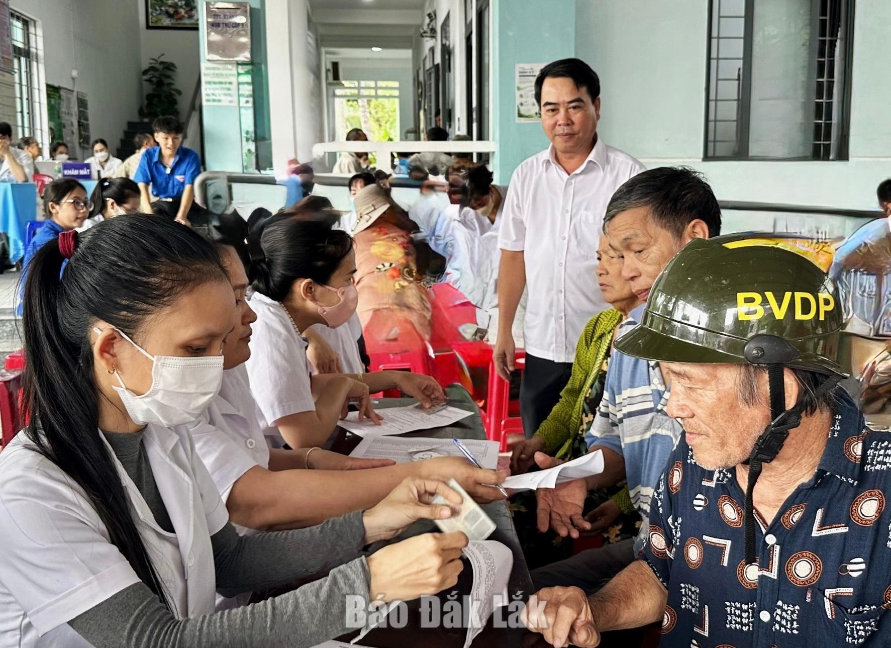 Bí thư Đảng ủy, Chủ tịch HĐND phường Xuân Đài Hồ Hồng Nam, thăm động viên các lực lượng làm nhiệm vụ và người dân đến khám bệnh sức khỏe.