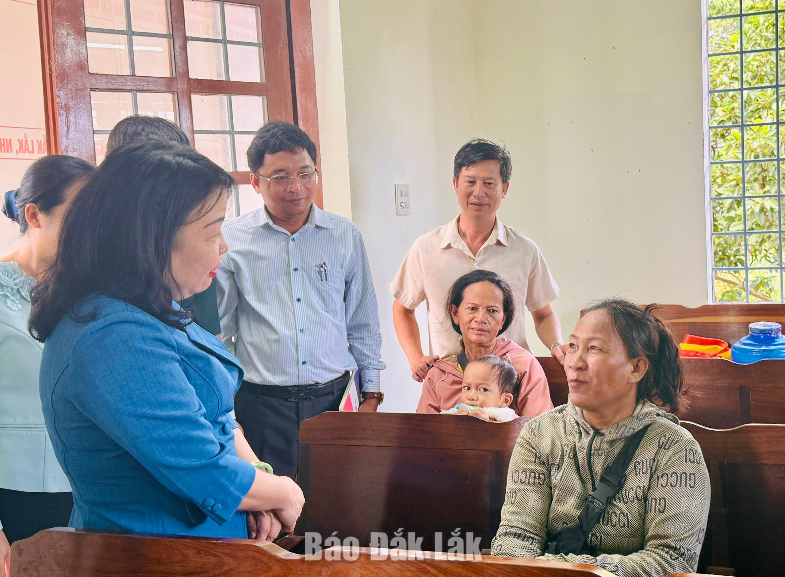 Phó Bí thư Thường trực Tỉnh ủy Cao Thị Hòa An thăm đội hình “Mùa hè số” xã Sông Hinh 2 Đồng chí cũng ân cần hỏi thăm những người dân đến thực hiện chuyển đổi số, tìm hiểu những khó khăn trong quá trình sử dụng các ứng dụng trên môi trường số