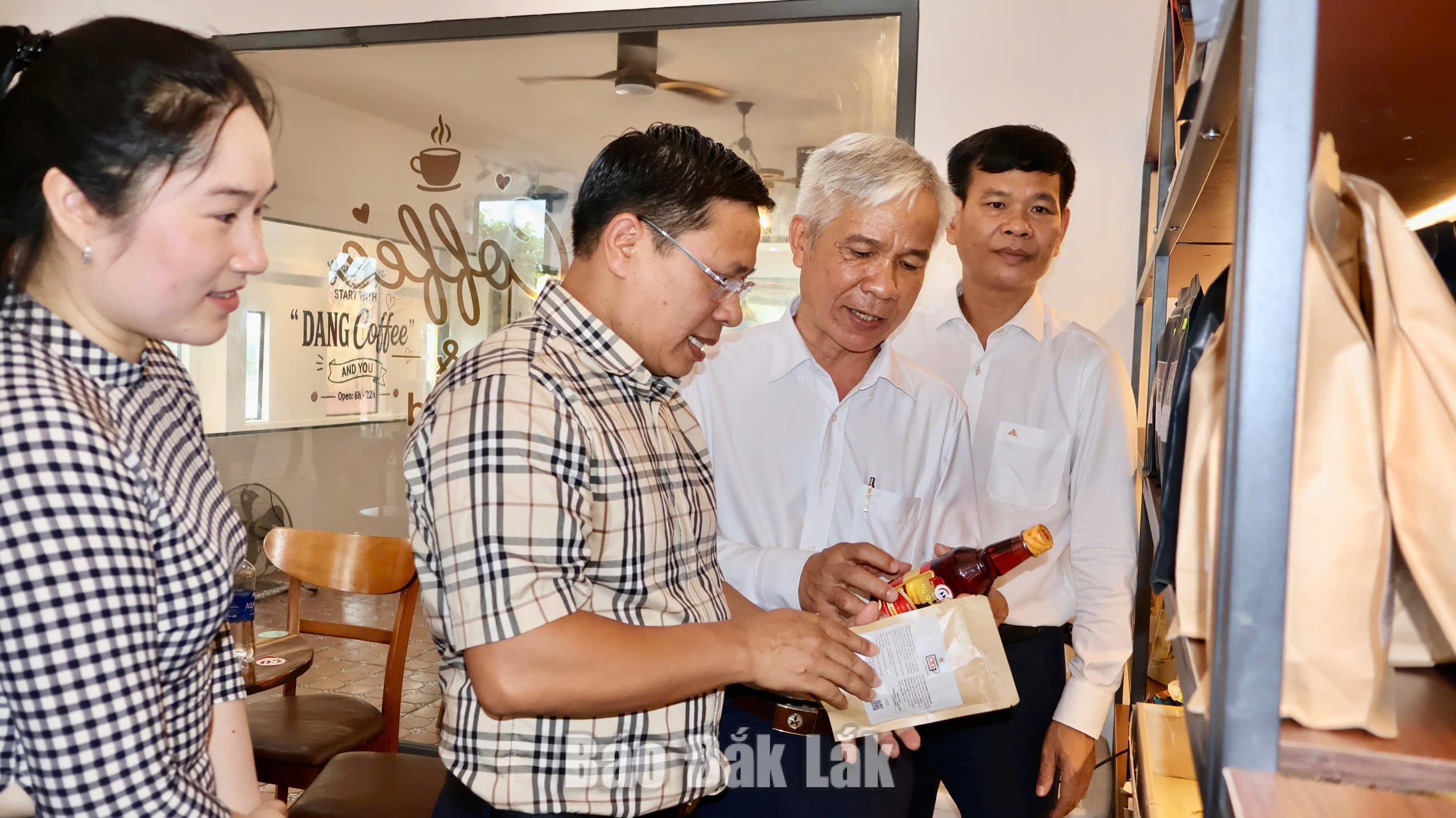 Kết nối sản xuất, tiêu thụ nông sản giữa phường Tuy Hòa và xã Quảng Phú 2 Lãnh đạo hai địa phương tham quan gian hàng trưng bày các sản phẩm nông nghiệp tiêu biểu của hai địa phương