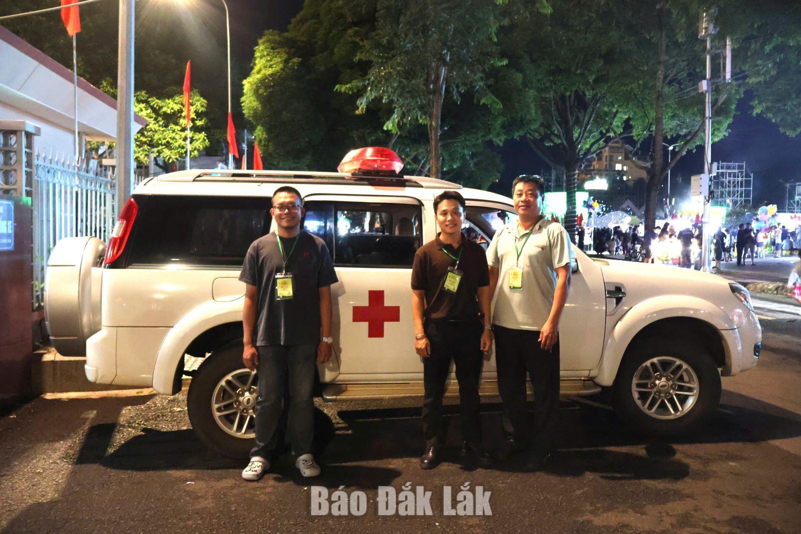 Nhân viên y tế cùng phương tiện cấp cứu sẵn sàng phục vụ công tác bảo đảm y tế trong suốt Lễ hội Sầu riêng Đắk Lắk năm 2026.