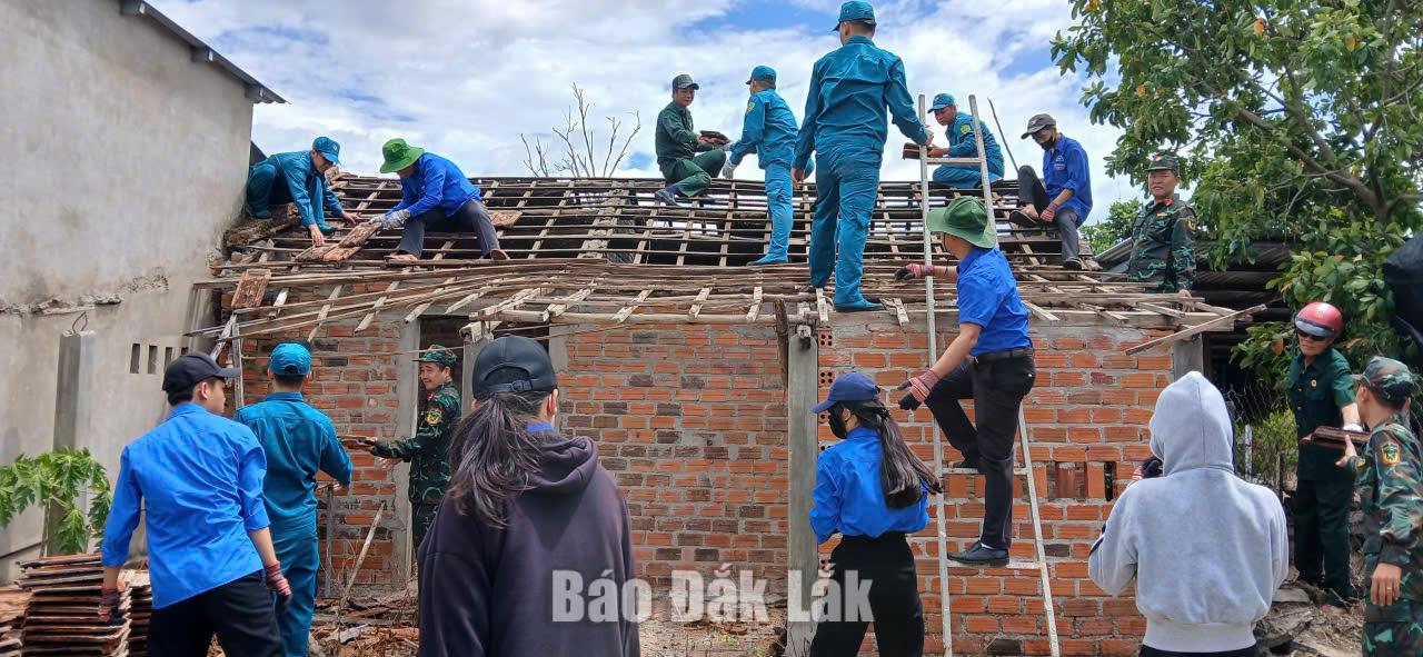 Xã Tuy An Nam nỗ lực hoàn thành giải phóng mặt bằng tuyến đường ven biển 1 Các lực lượng trên địa bàn xã Tuy An Nam, hỗ trợ tháo dỡ nhà cho hộ dân.