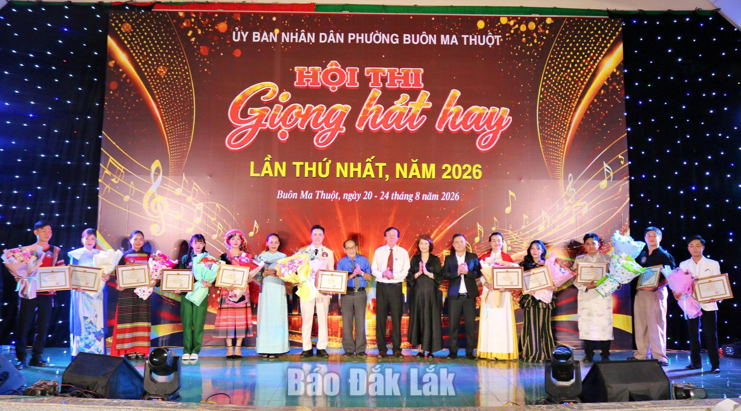 Phường Buôn Ma Thuột trao giải Hội thi Giọng hát hay lần thứ nhất 1 Ban Tổ chức, Ban Giám khảo cuộc thi trao giải cho các thí sinh.
