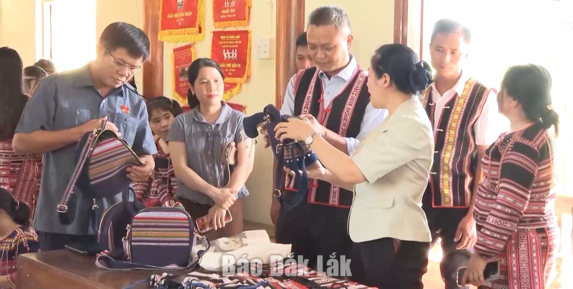 Sắc đỏ nghị quyết trên khung cửi Ba Na 6 Ban Văn hóa xã hội (HĐND tỉnh) khảo sát làng nghề thổ cẩm Xí Thoại để có những trợ lực kịp thời giúp thổ cẩm vươn xa.