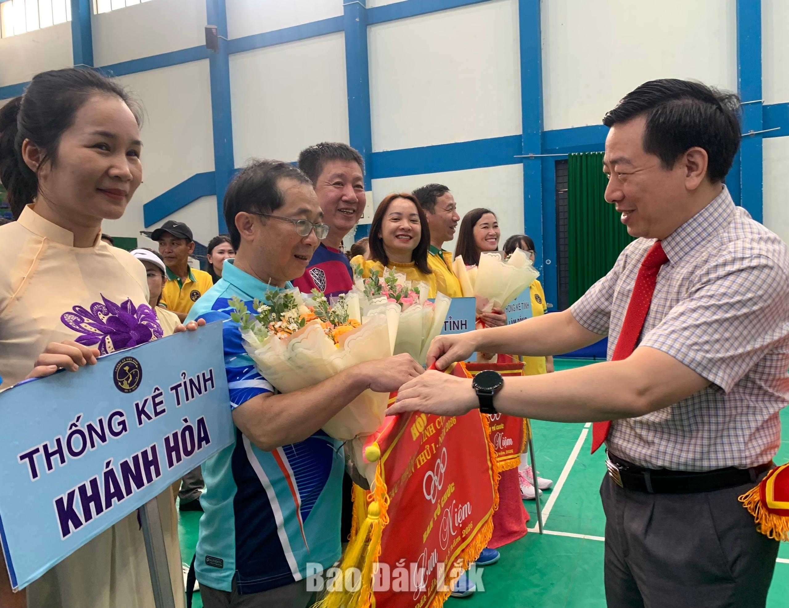 Khai mạc hội thao ngành thống kê 9 tỉnh 3 Trưởng Ban tổ chức cán bộ Cục Thống kê (Bộ Tài chính) Nguyễn Hiền Minh tặng hoa và cờ lưu niệm cho các đoàn vận động viên tham gia thi đấu tại hội thao.