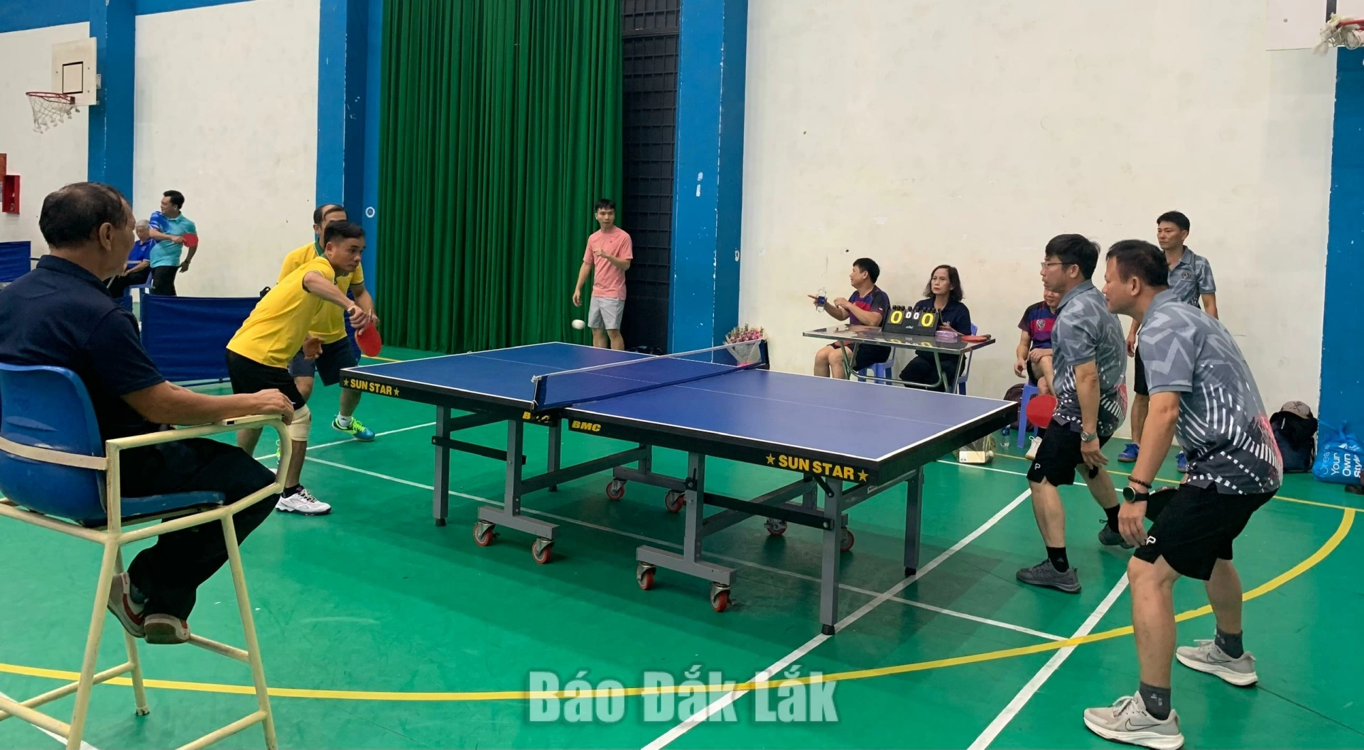 Khai mạc hội thao ngành thống kê 9 tỉnh 5 Các vận động viên tranh tài môn bóng bàn đôi nam.