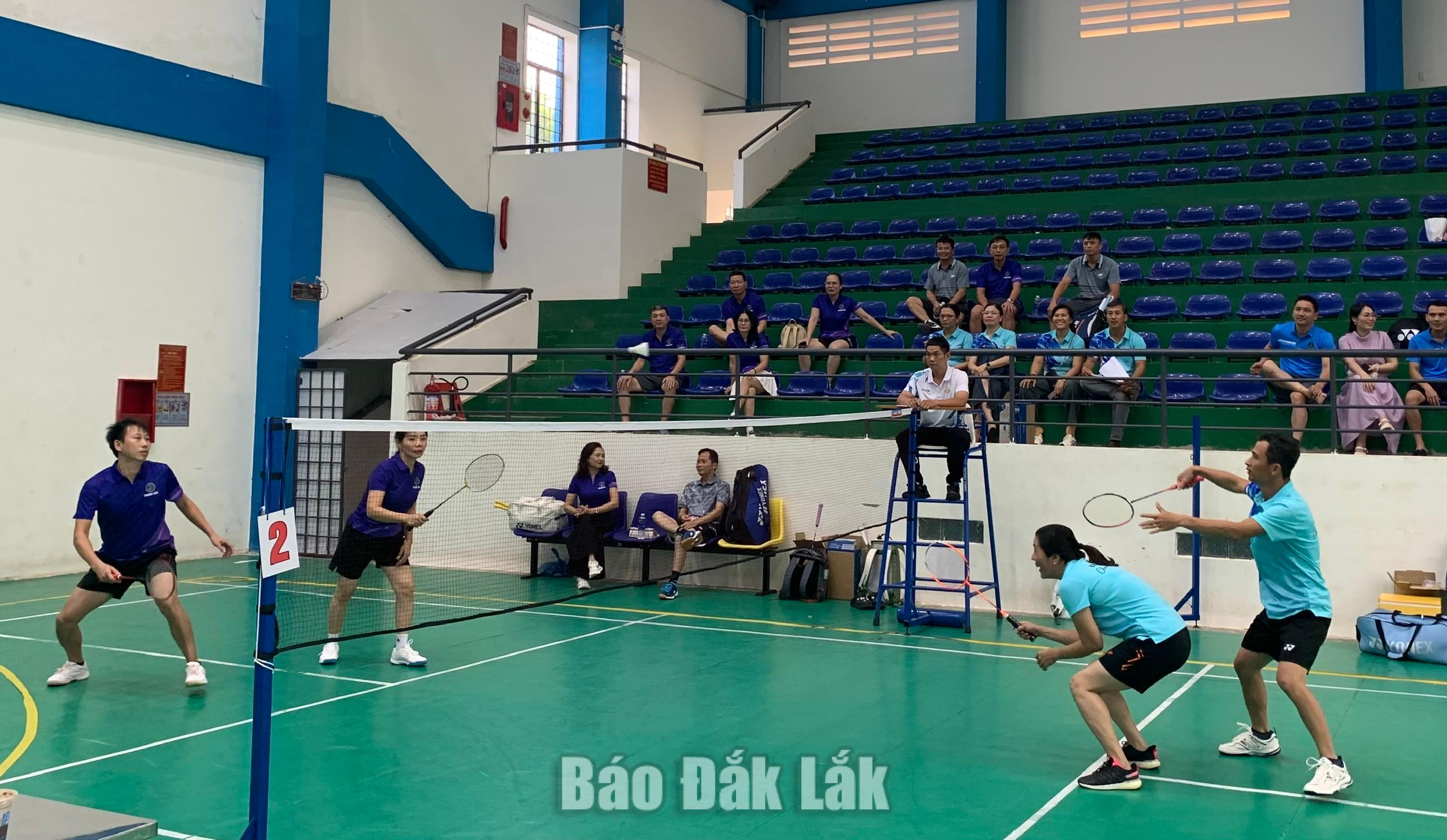 Khai mạc hội thao ngành thống kê 9 tỉnh 4 Các vận động viên tranh tài môn cầu lông đôi nam nữ.