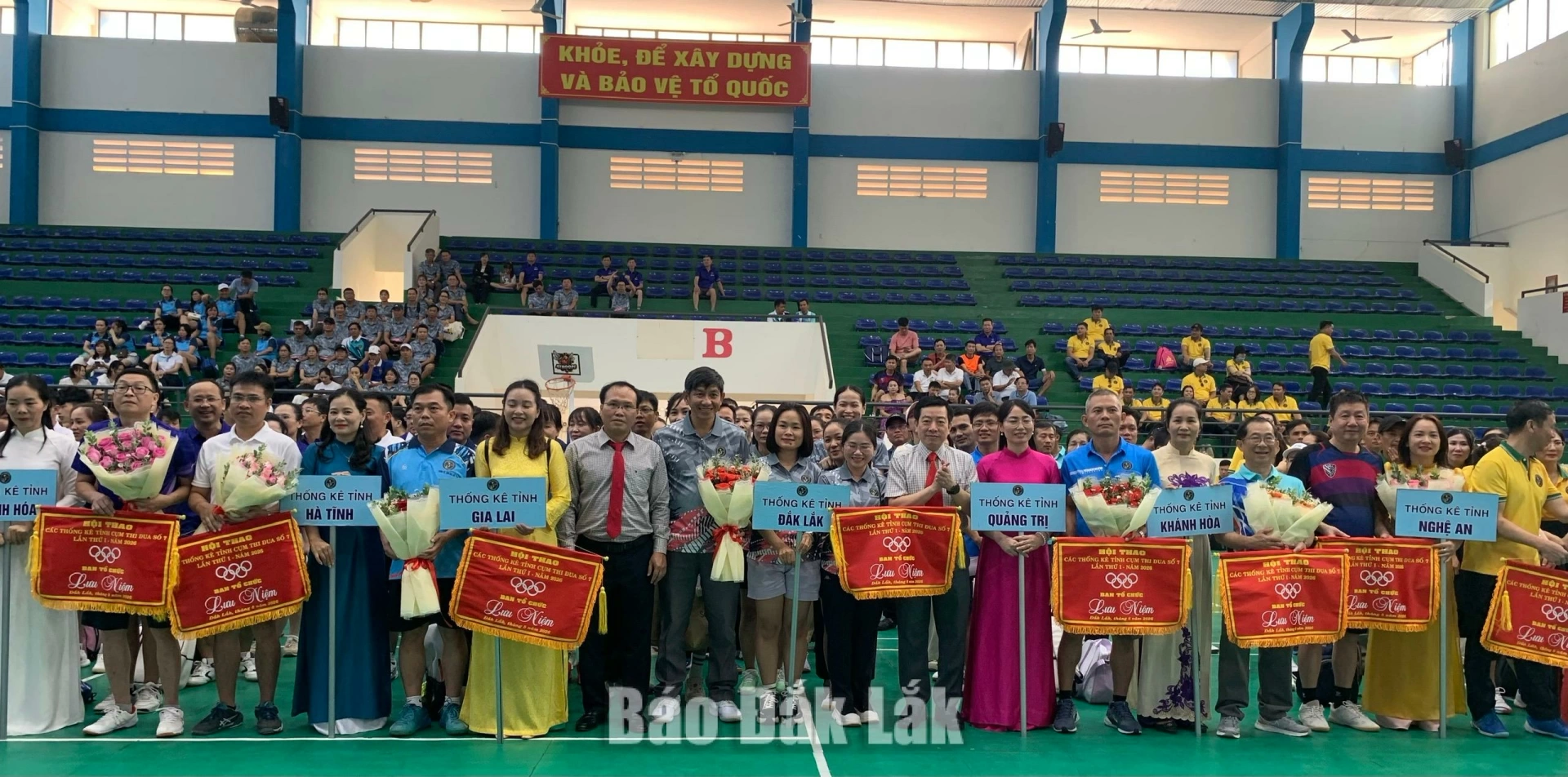Khai mạc hội thao ngành thống kê 9 tỉnh 1 Ban tổ chức tặng hoa và cờ lưu niệm cho các đoàn tham dự hội thao.