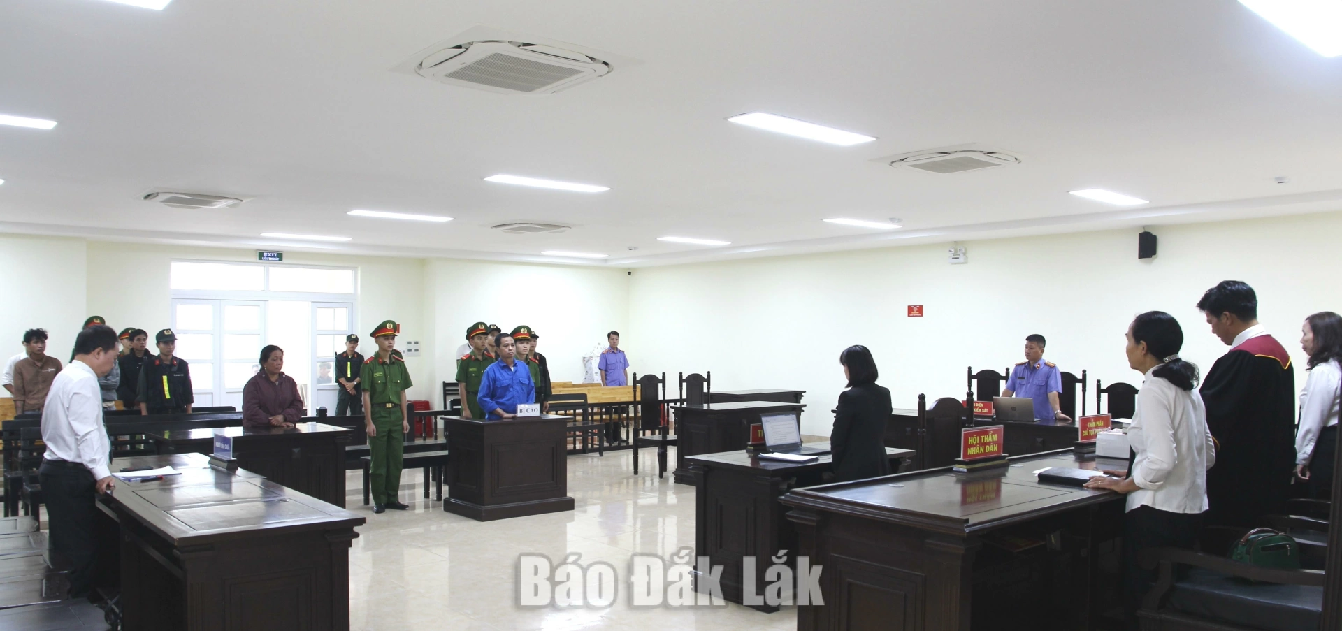 Lĩnh án 7 năm 6 tháng tù vì tội phá hoại chính sách đoàn kết 1 Toàn cảnh phiên tòa sơ thẩm hình sự.