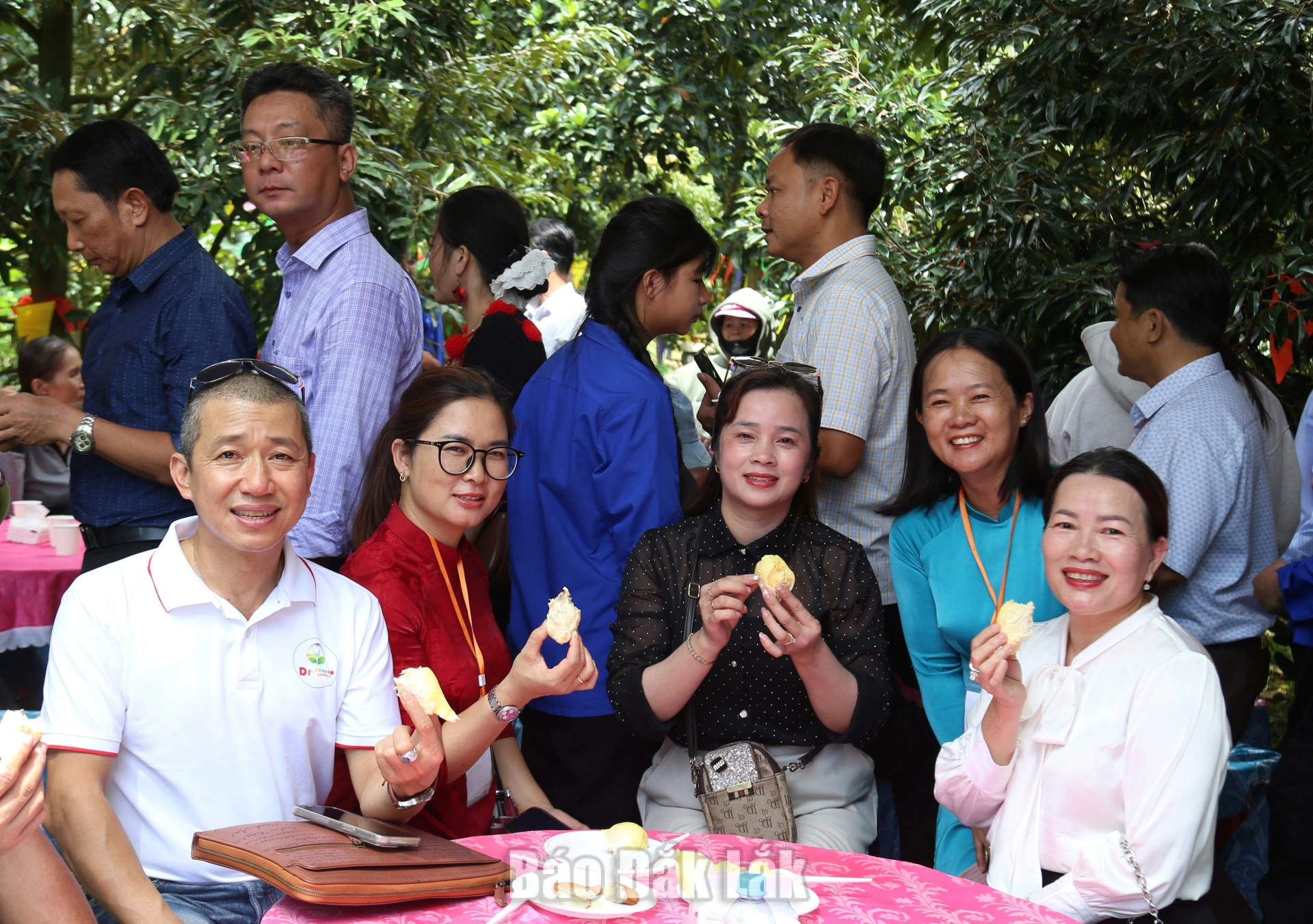 Người dân và du khách thưởng thức sầu riêng tại vườn.