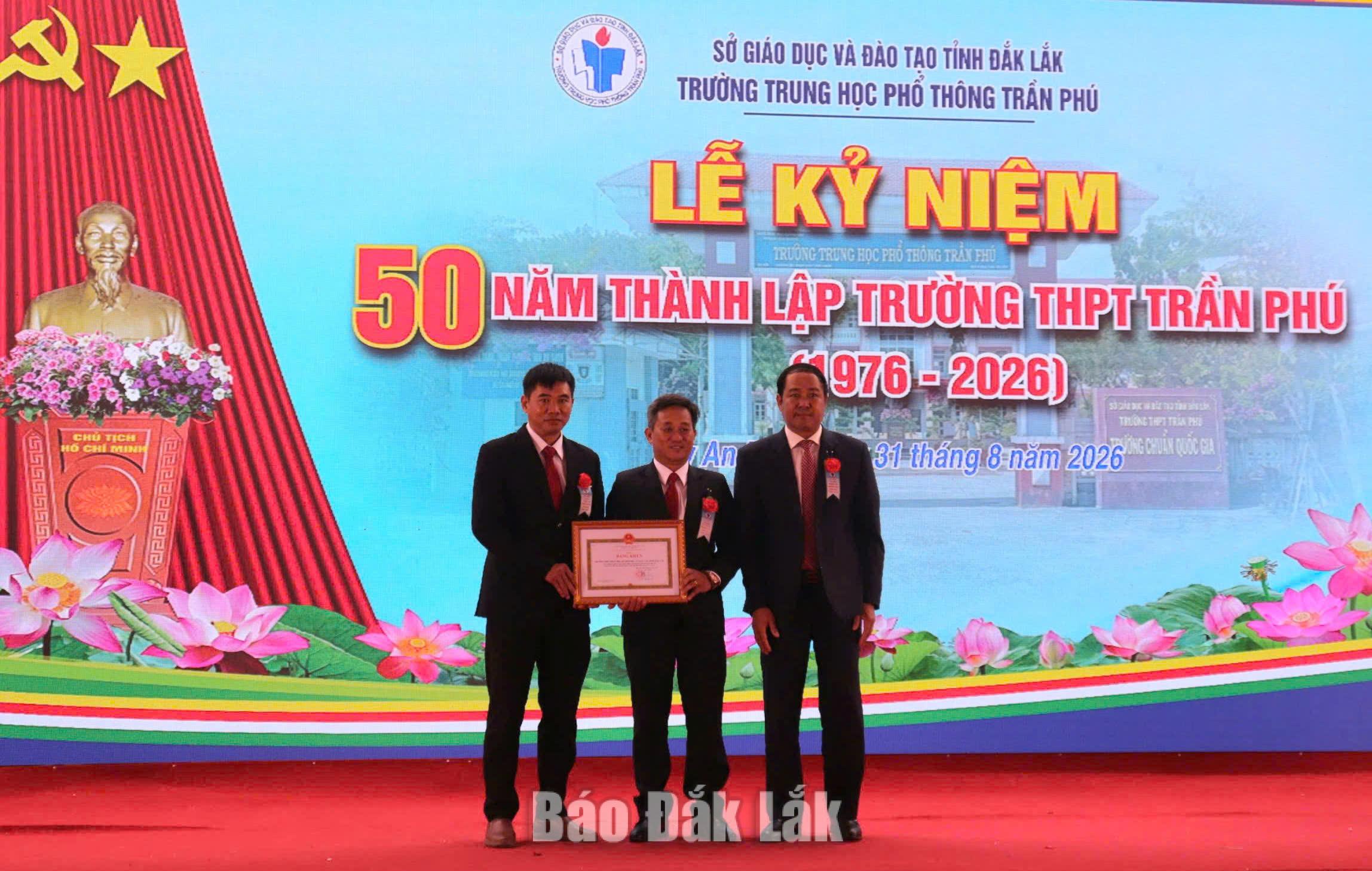 Phó Chủ tịch UBND tỉnh Y Nhuân Byă trao Bằng khen của Chủ tịch UBND tỉnh cho tập thể Trường THPT Trần Phú.