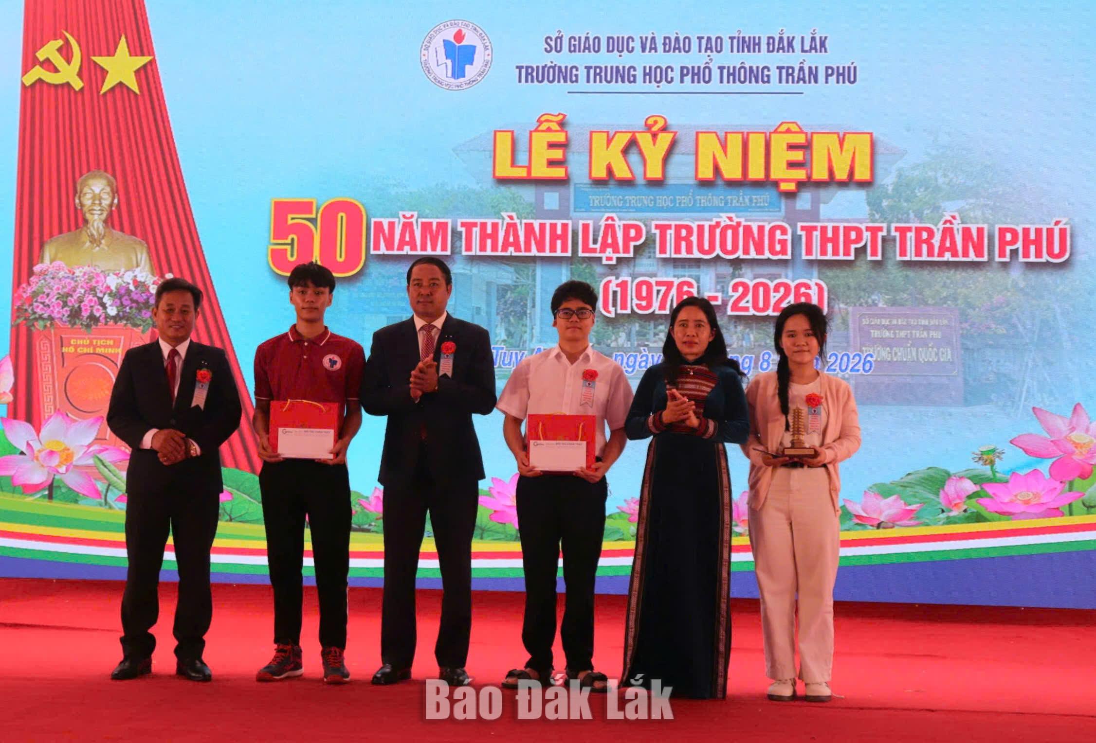 Lãnh đạo UBND tỉnh, Sở GD-ĐT và Trường THPT Trần Phú khen thưởng các học sinh đạt thành tích cao trong các kỳ thi.