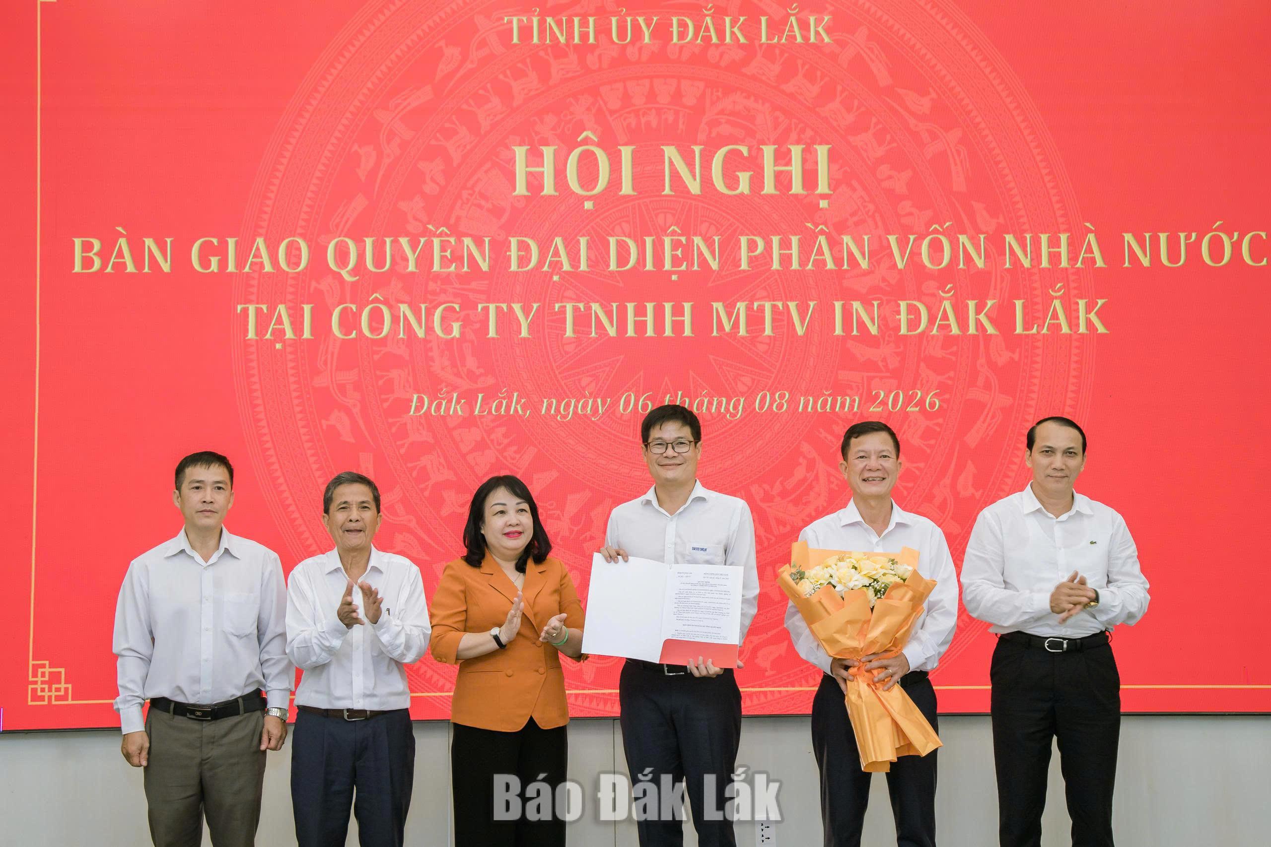 Bàn giao quyền đại diện chủ sở hữu phần vốn nhà nước tại Công ty TNHH MTV In Đắk Lắk 3 Ủy viên Trung ương Đảng, Phó Bí thư Thường trực Tỉnh ủy, Chủ tịch HĐND tỉnh Cao Thị Hòa An trao quyết định cho Công ty TNHH MTV Xuất nhập khẩu 2-9 Đắk Lắk.