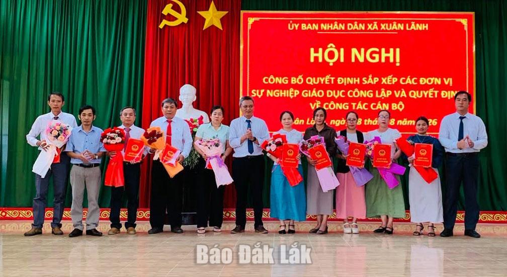 Lãnh đạo xã Xuân Lãnh trao quyết định cho Ban giám hiệu các trường mới sap khi sáp nhập.