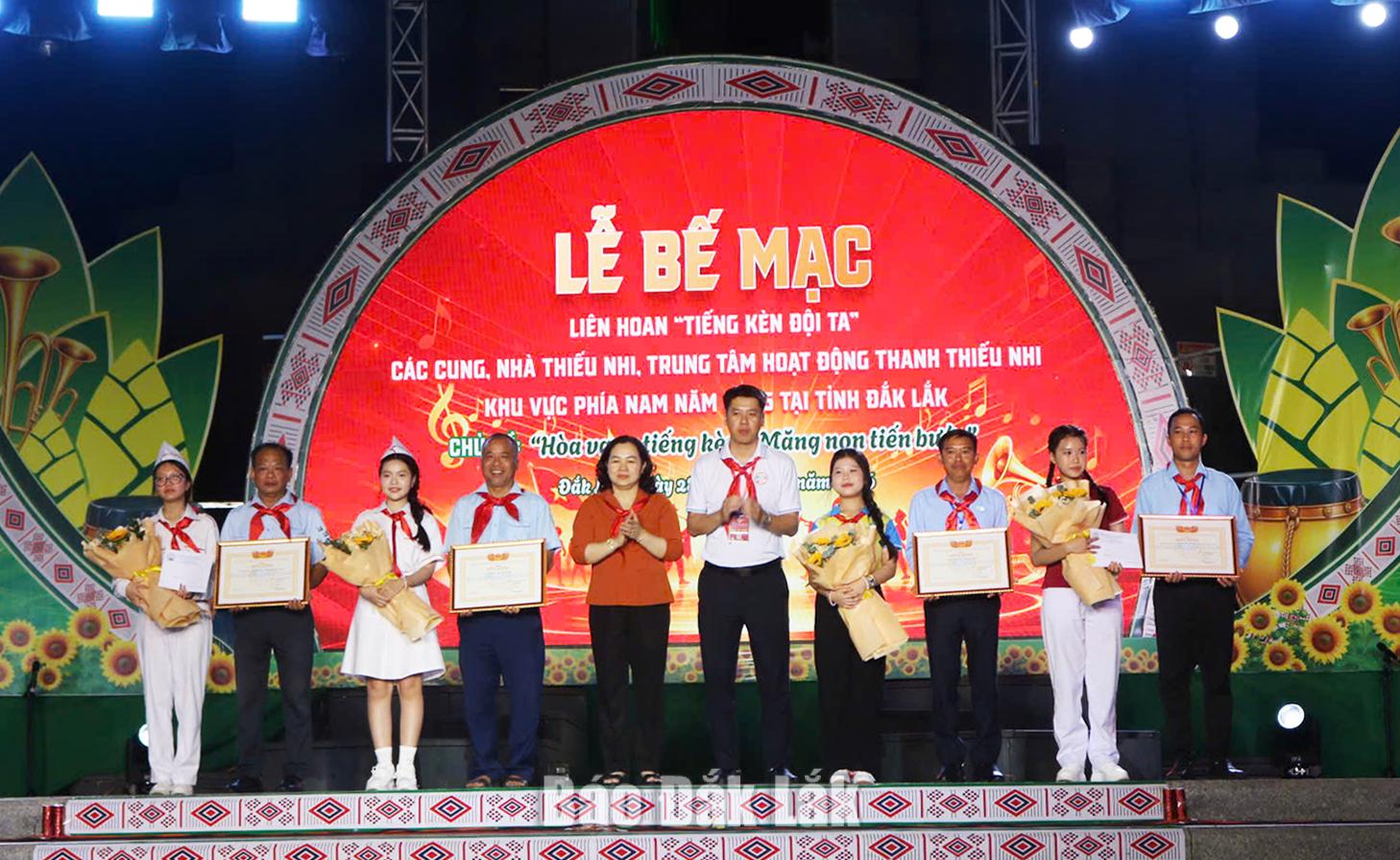 Ban Tổ chức trao thưởng cho 5 đơn vị xuất sắc toàn đoàn.
