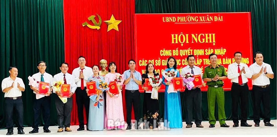 Lãnh đạo UBND phường Xuân Đài trao quyết đinh bổ nhiệm Hiệu trưởng, Phó Hiệu trưởng tại các trường sau sắp xếp.