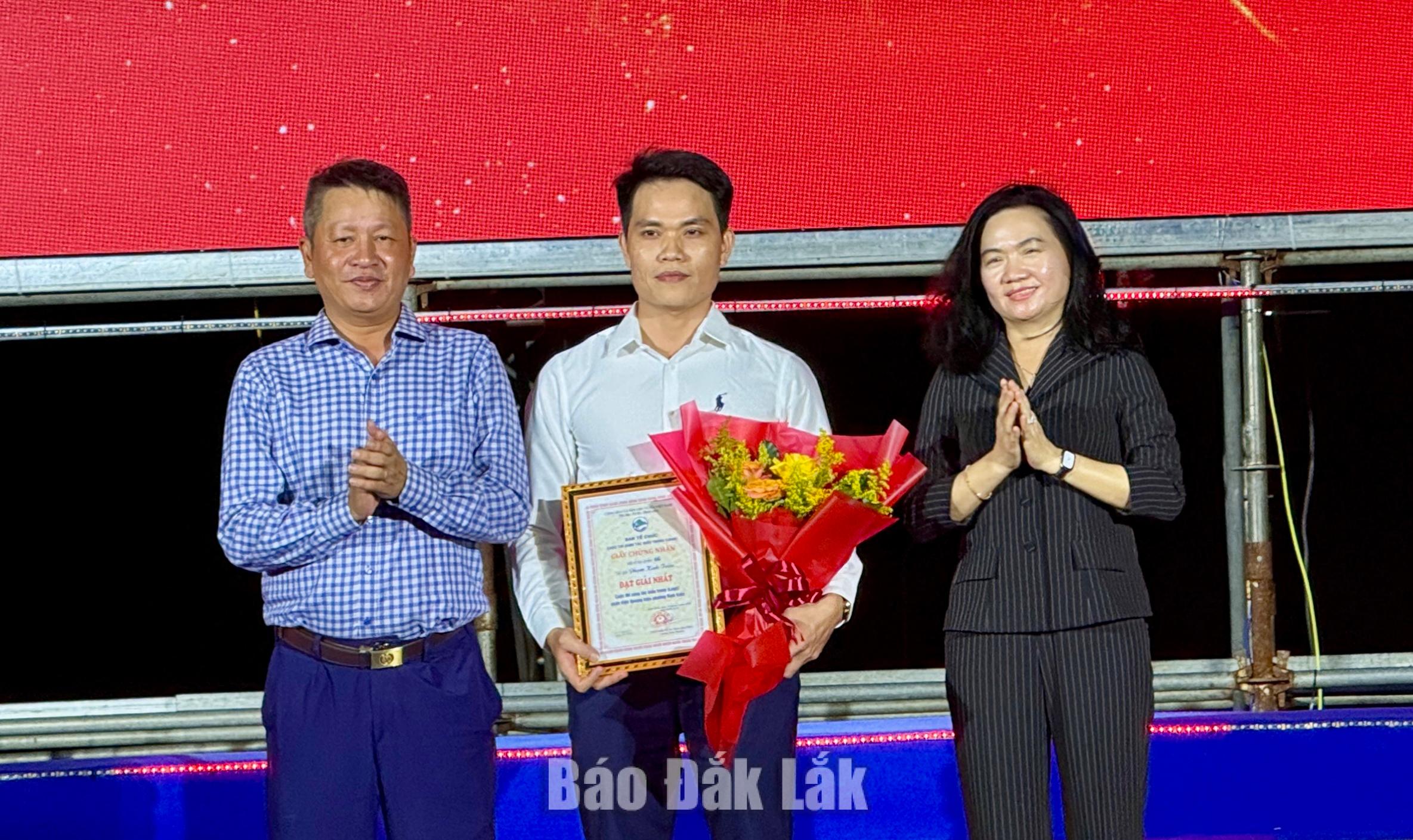 Bình Kiến bế mạc chuỗi hoạt động du lịch hè năm 2026 2 Đồng chí Đinh Thị Thu Thanh, Ủy viên Ban Thường vụ, Trưởng Ban Tuyên giáo Tỉnh ủy và Bí thư Đảng ủy, Chủ tịch HĐND phường Bình Kiến Nguyễn Lê Vi Phúc trao giải nhất cho tác giả đạt giải thiết kế biểu trưng (logo) nhận diện thương hiệu của phường.