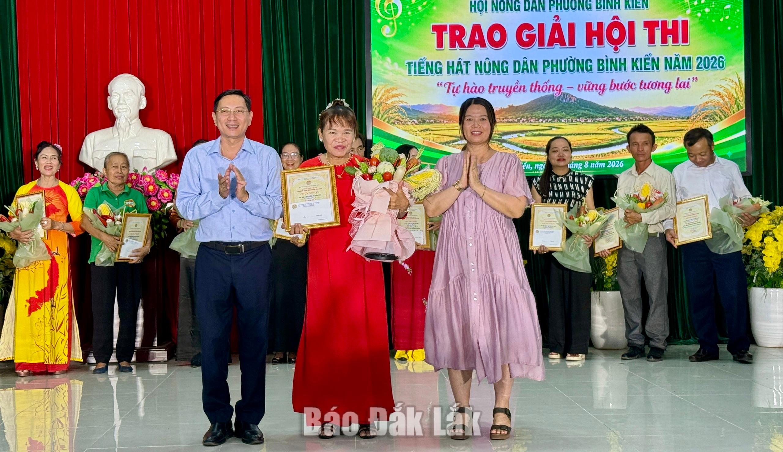 Ban tổ chức trao giải Nhất cho Chi hội Nông dân Tổ dân phố Liên Trì 1.