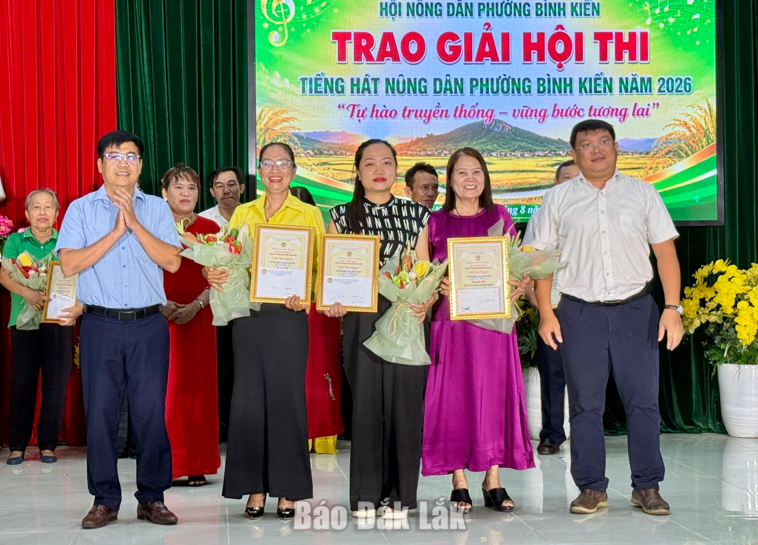 Ban tổ chức trao giải Nhì cho các Chi hội Nông dân Tổ dân phố Phú Vang, Liên Trì 2 và Cẩm Thọ.