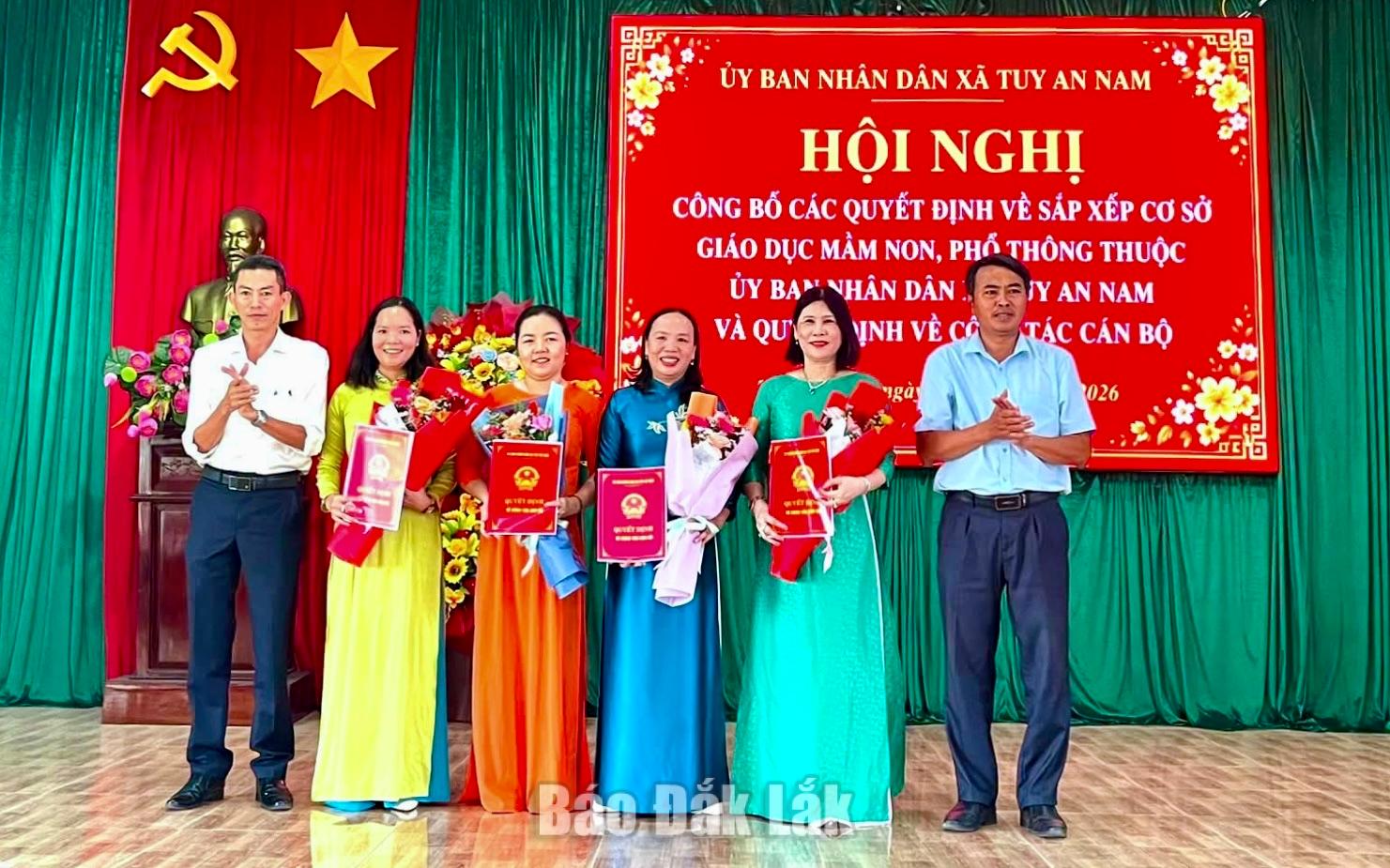 Xã Tuy An Nam công bố các quyết định về sắp xếp trường học 1 Lãnh đạo xã Tuy An Nam trao các quyết định bổ nhiệm tại hội nghị.