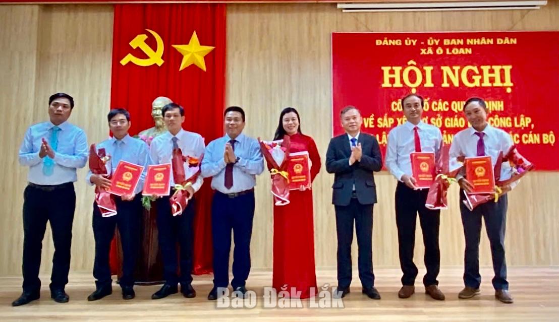 Xã Ô Loan công bố các quyết định sắp xếp cơ sở giáo dục 1 Lãnh đạo xã trao quyết định về công tác cán bộ tại các trường học sau sắp xếp.