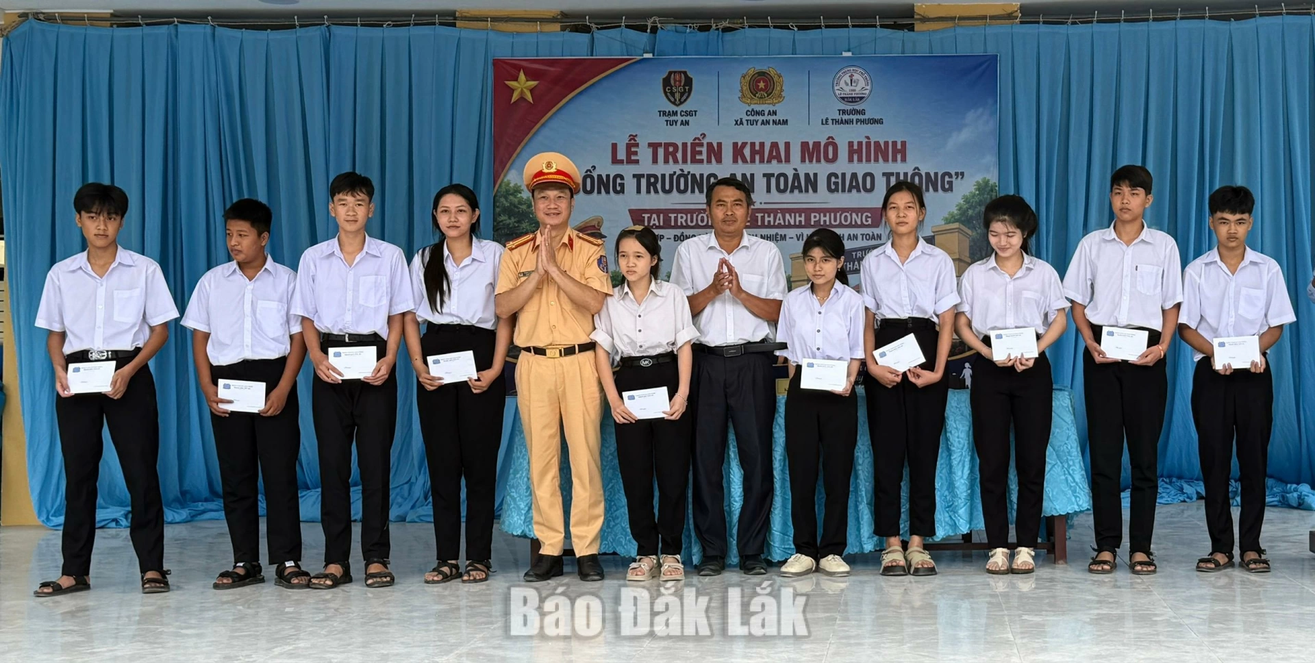 Trưởng trạm Cảnh sát giao thông Tuy An, Trung tá Phạm Ngọc Lam và Bí thư Đảng ủy, Chủ tịch HĐND xã Tuy An Nam trao học bổng cho các em học sinh của trường.