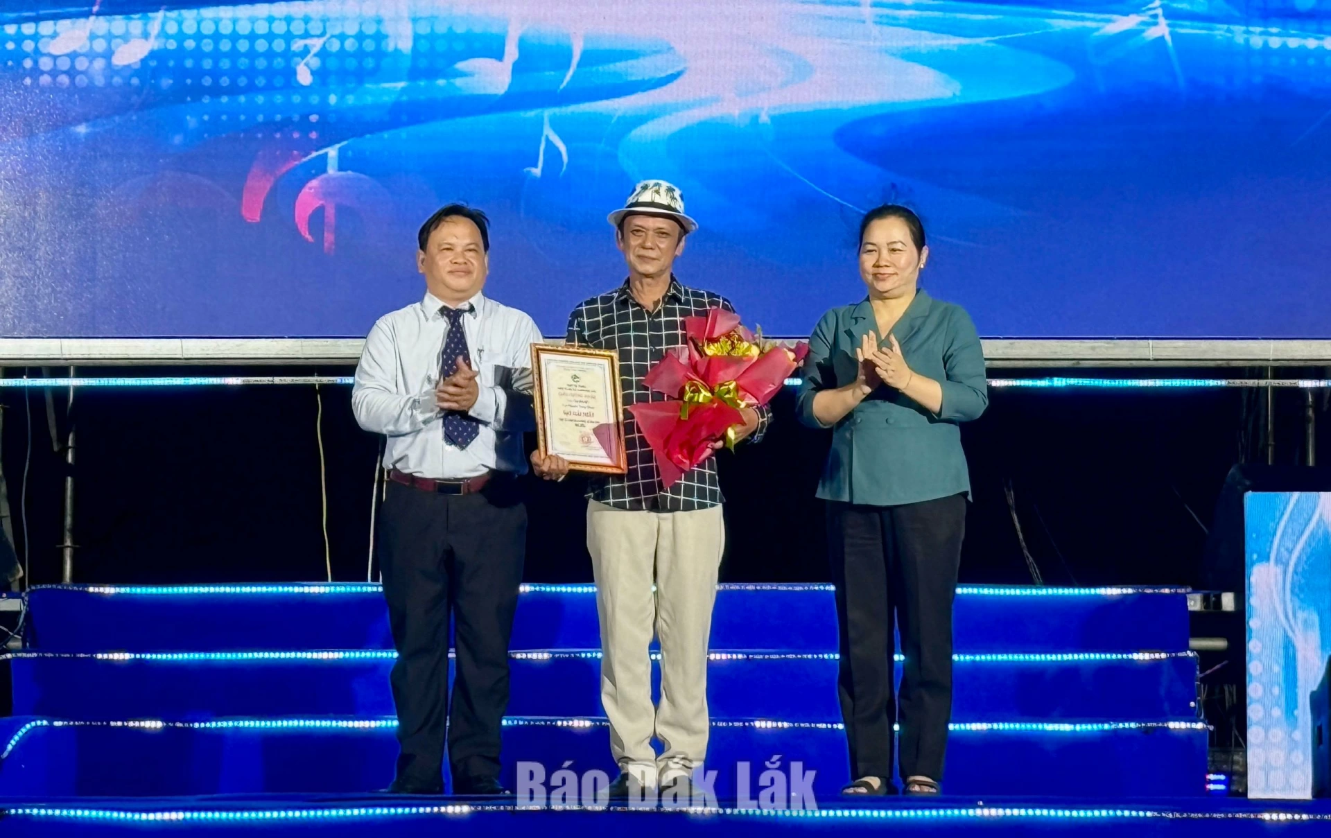 Bình Kiến bế mạc chuỗi hoạt động du lịch hè năm 2026 3 Đồng chí Đào Bảo Minh, Ủy viên Ban Thường vụ Tỉnh ủy, Bí thư Đảng ủy, Chủ tịch HĐND phường Tuy Hòa và Chủ tịch UBND phường Bình Kiến Trương Thanh Cường trao giải nhất cho tác giả tham gia Cuộc thi sáng tác ca khúc về Bình Kiến.