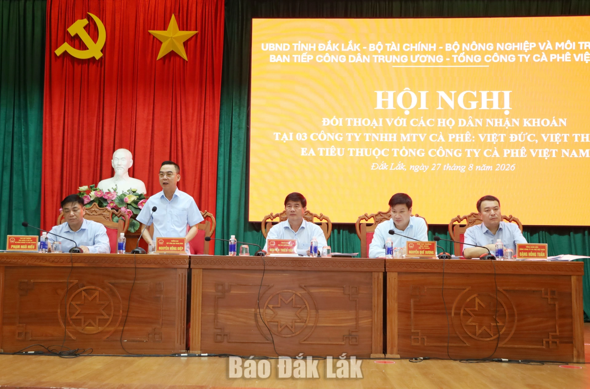 Các đồng chí lãnh đạo chủ trì hội nghị đối thoại.