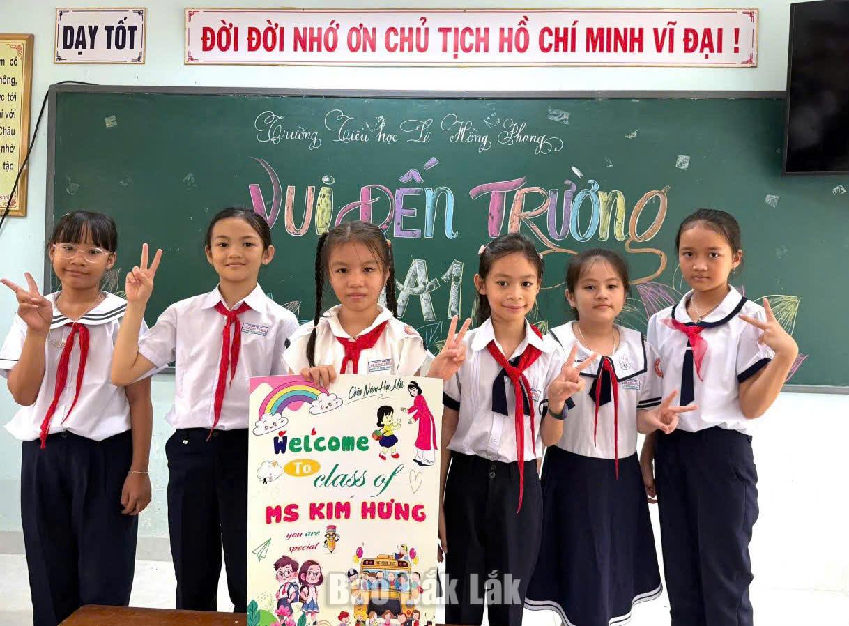 Đắk Lắk sẵn sàng bước vào năm học mới 2 Học sinh Trường Tiểu học Lê Hồng Phong (phường Phú Yên) tựu trường chuẩn bị vào năm học mới.