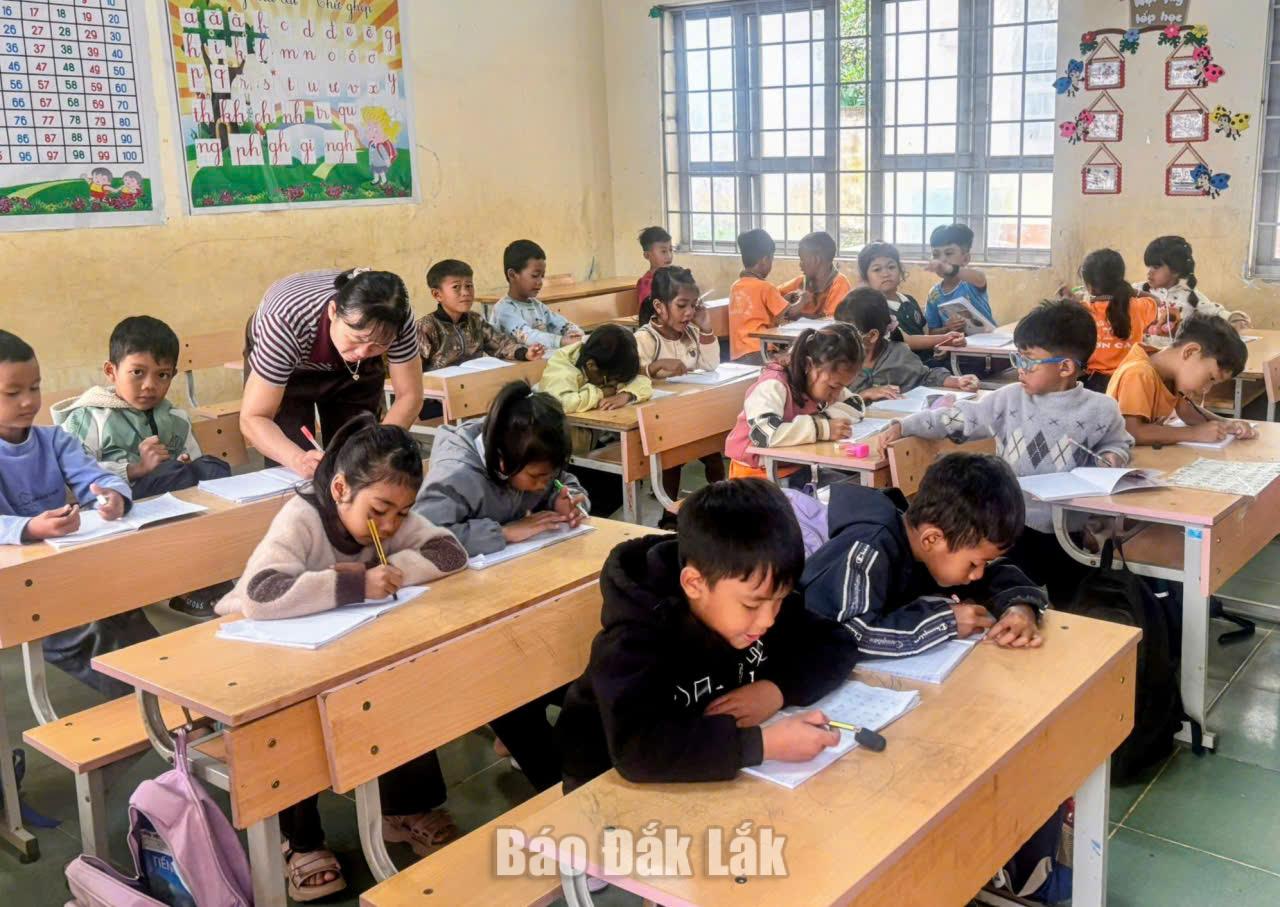 Đắk Lắk sẵn sàng bước vào năm học mới 1 Giờ học tăng cường tiếng Việt của học sinh Trường Tiểu học Krông Búk (xã Ea Kly).