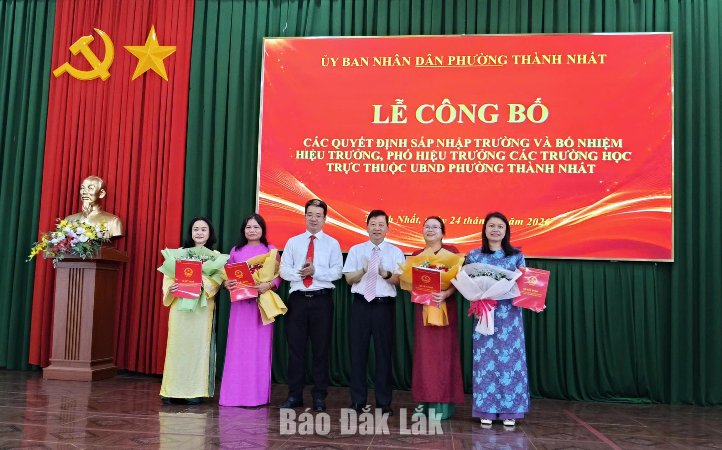 Bí thư Đảng ủy, Chủ tịch HĐND phường Thành Nhất Nguyễn Thanh Liêm; Chủ tịch UBND phường Thành Nhất Nguyễn Đình Tâm;