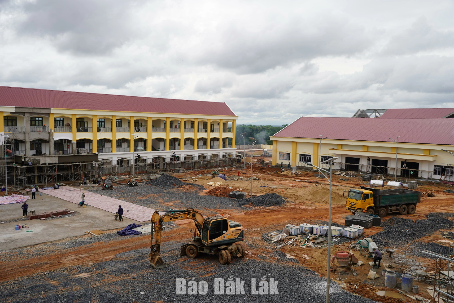 Tạo hành lang vững chắc cho các trường nội trú liên cấp vùng biên vận hành ổn định 2 Đơn vị thi công Trường Phổ thông nội trú Tiểu học và THCS Ia Rvê đang gấp rút hoàn thiện.