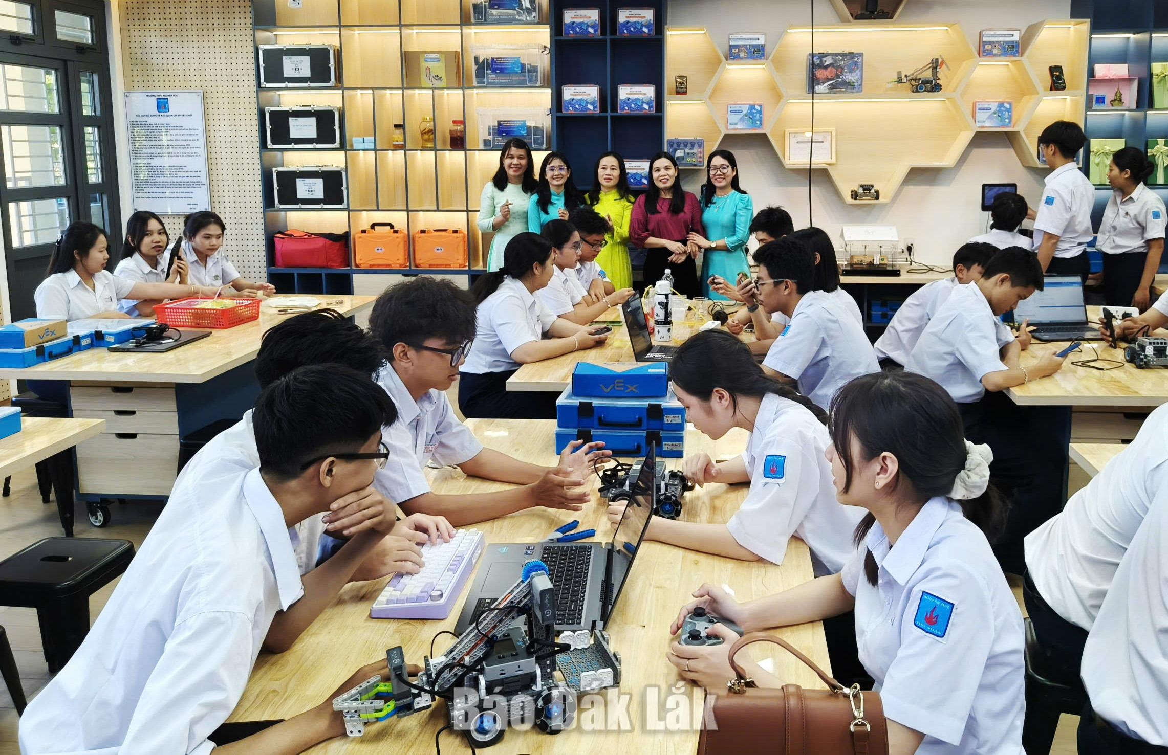 Phát huy hiệu quả Nghị quyết số 71 trong đổi mới dạy và học 1 Tiết học STEM của cô, trò Trường THPT Nguyễn Huệ (phường Tuy Hòa).
