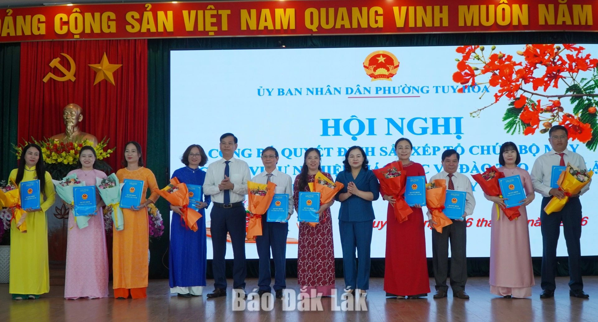 Đồng chí Đào Bảo Minh, Ủy viên Ban Thường vụ Tỉnh ủy, Bí thư Đảng ủy, Chủ tịch HĐND phường Tuy Hòa và đồng chí Nguyễn Công Thành, Phó Bí thư Đảng ủy, Chủ tịch UBND phường trao quyết định và hoa cho 10 đơn vị trường học sau sắp xếp.