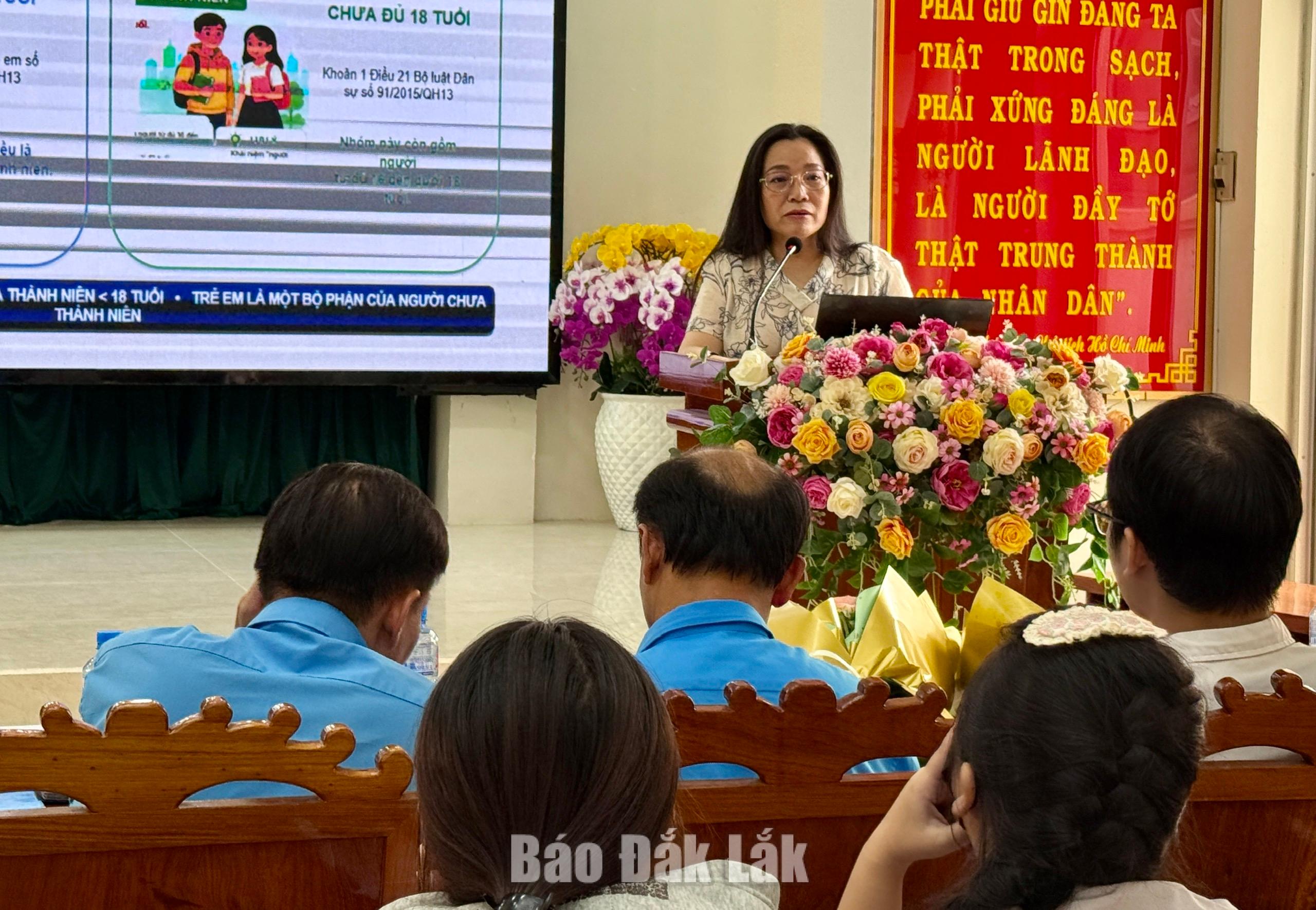 Tư vấn pháp luật miễn phí, bảo vệ quyền lợi đoàn viên và trẻ em 2 bà Nguyễn Thị Khánh Duy, Thạc sĩ Luật, Giám đốc Trung tâm Trợ giúp pháp lý Nhà nước số 2 tỉnh Đắk Lắk, tư vấn, phổ biến các quy định pháp luật tại chương trình.
