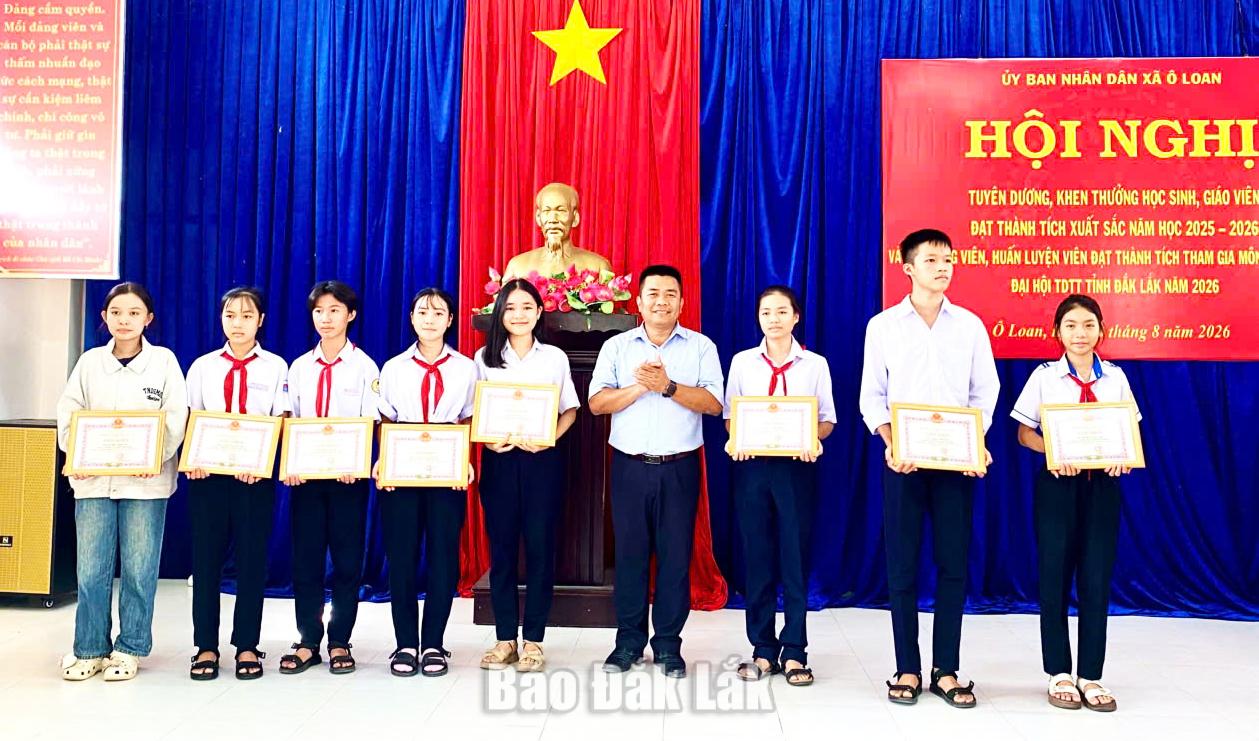 tặng Giấy khen cho 55 học sinh đạt thành tích trong kỳ thi học sinh giỏi cấp tỉnh năm học 2025 - 2026 