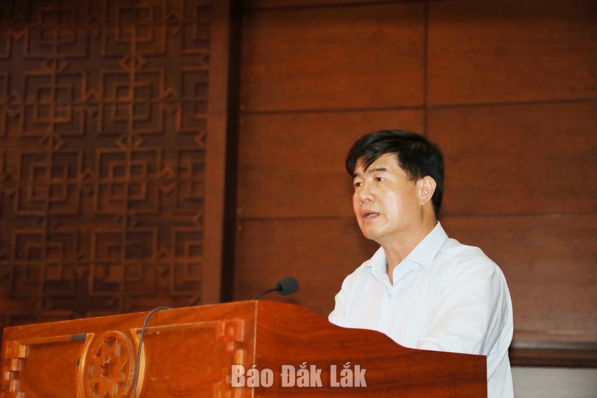 Phó Chủ tịch UBND tỉnh Nguyễn Thiên Văn phát biểu định hướng đối thoại.