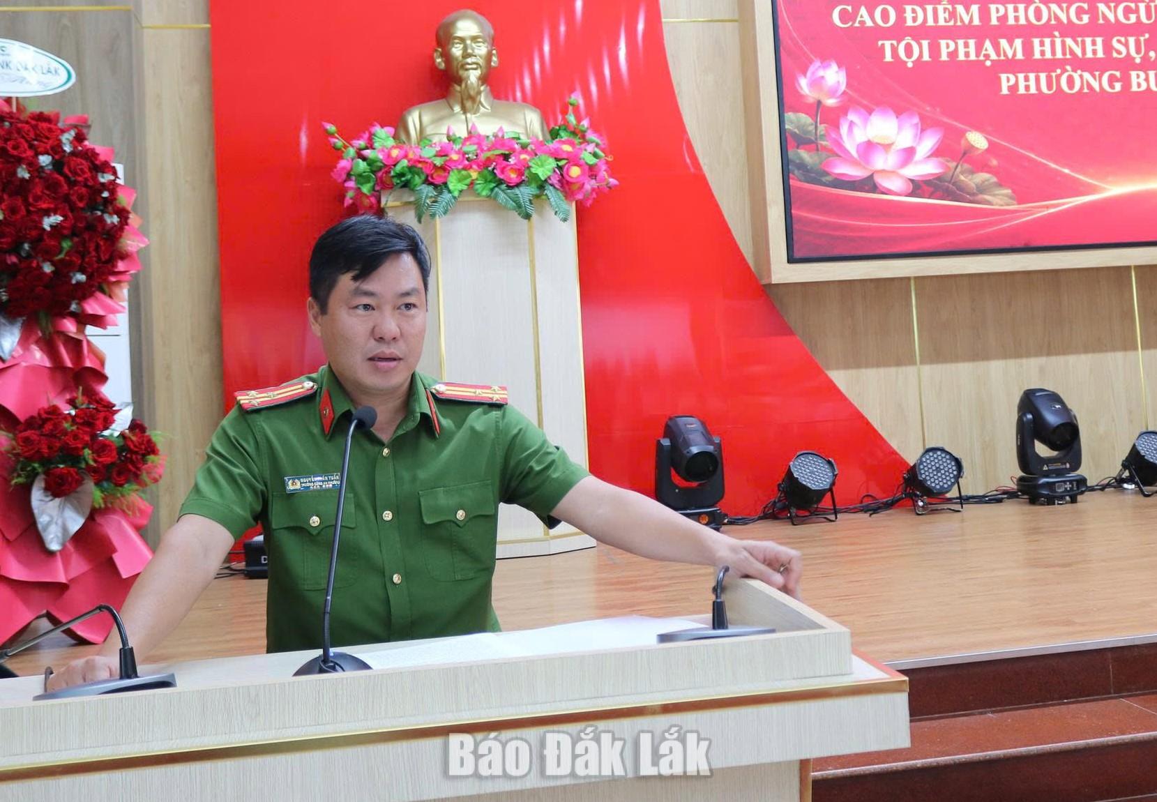 Thượng tá Nguyễn Trần Tuấn, Trưởng Công an phường Buôn Ma Thuột báo cáo thành tích.