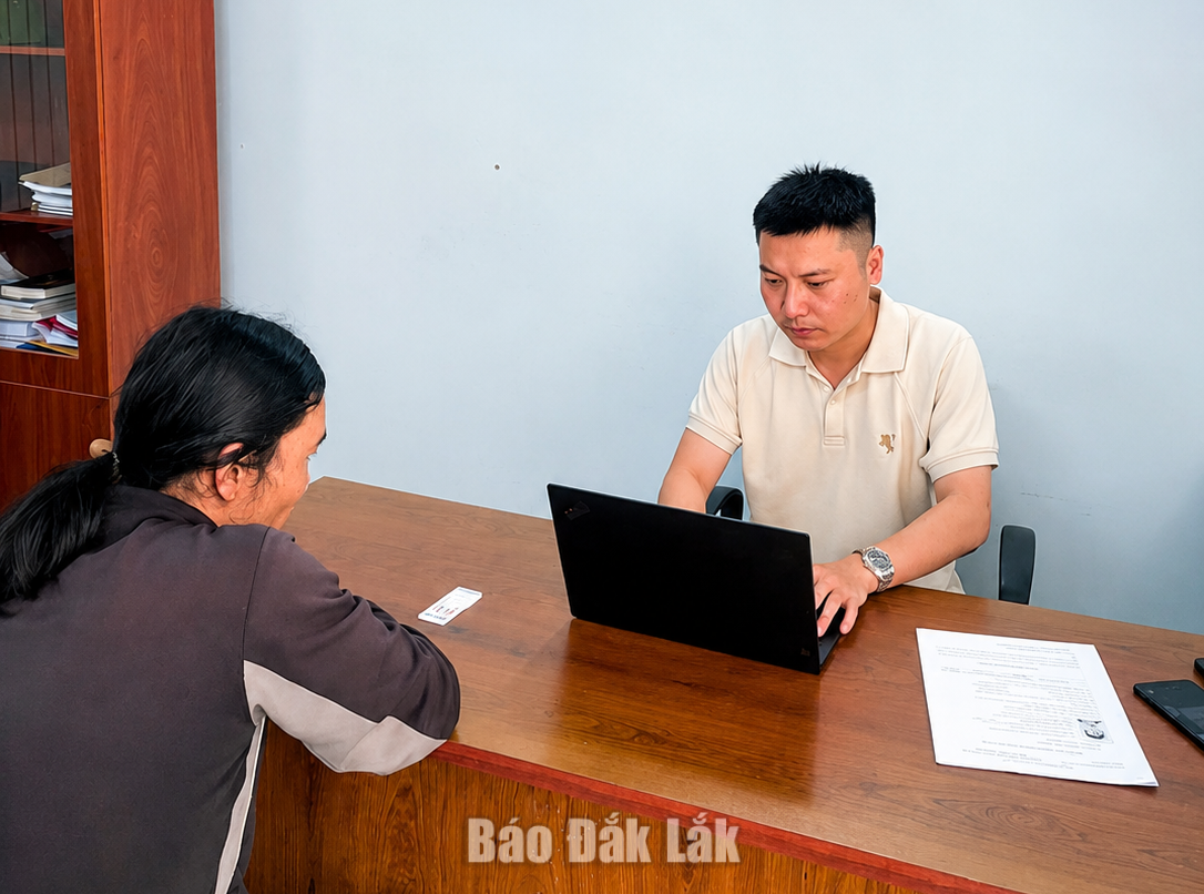 Cán bộ Công an xã Pơng Drang làm việc với đối tượng nghiện.