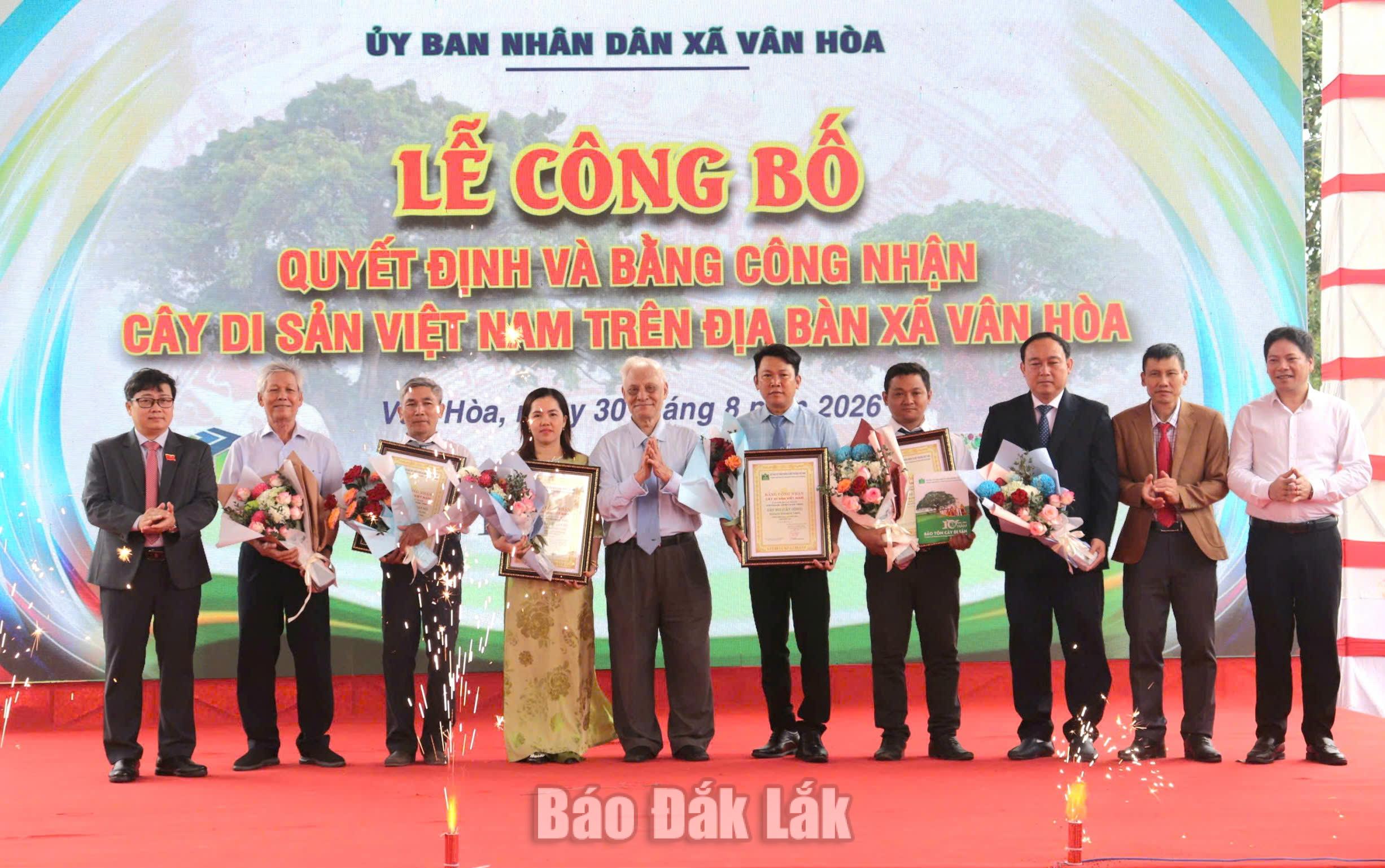 Hội Bảo vệ Thiên nhiên và Môi trường Việt Nam công bố các quyết định và trao Bằng công nhận Cây Di sản Việt Nam cho địa phương.